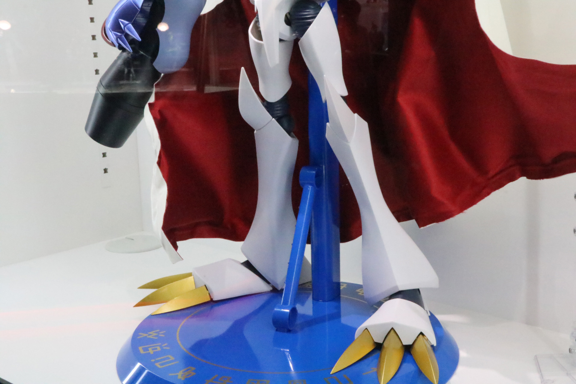 細い足は鎧を身に纏ったような印象