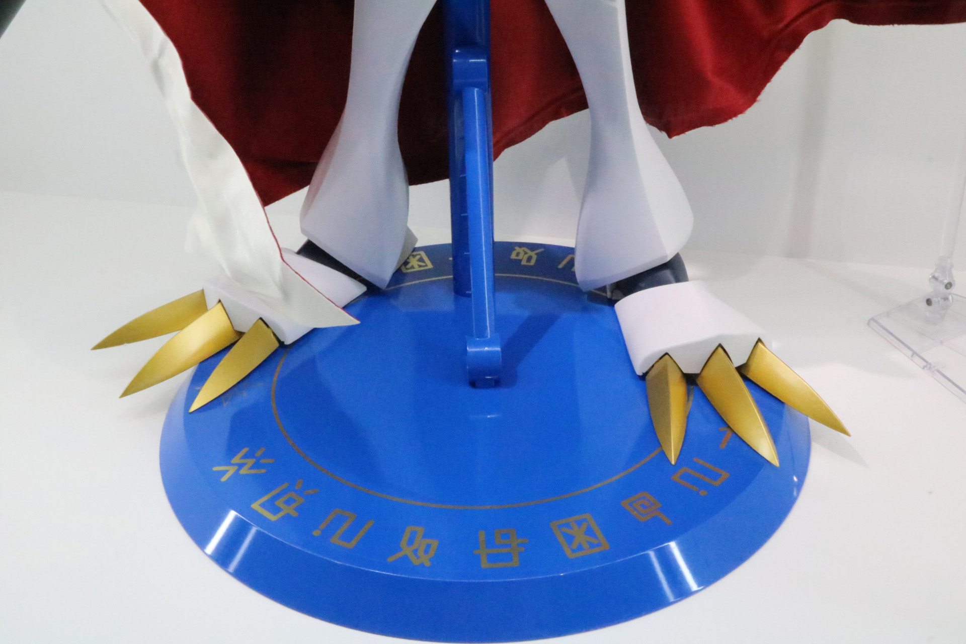 台座にはデジ文字が施され、デジモンの世界観が表現されている