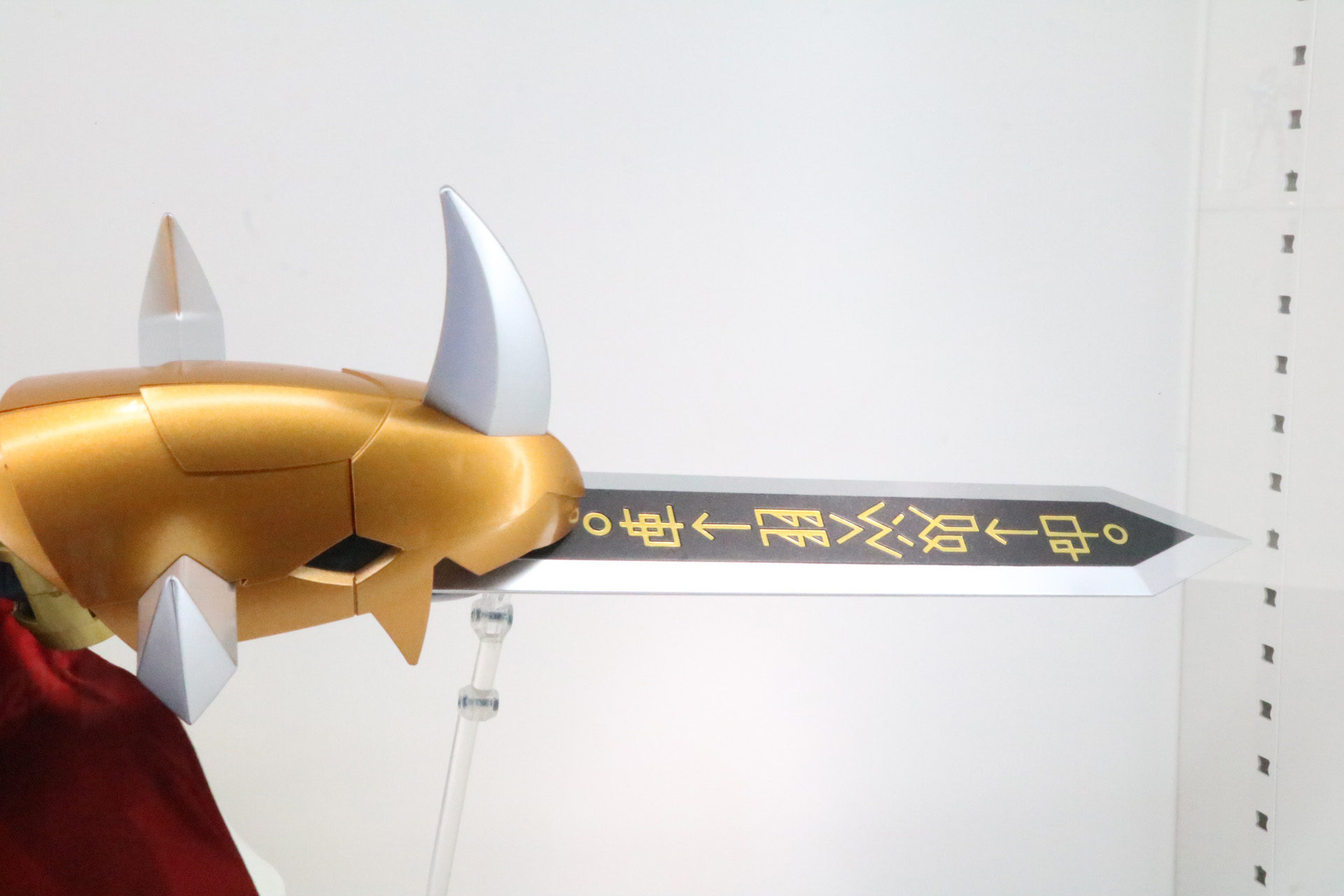 左腕の「グレイソード」にはデジ文字が施されている