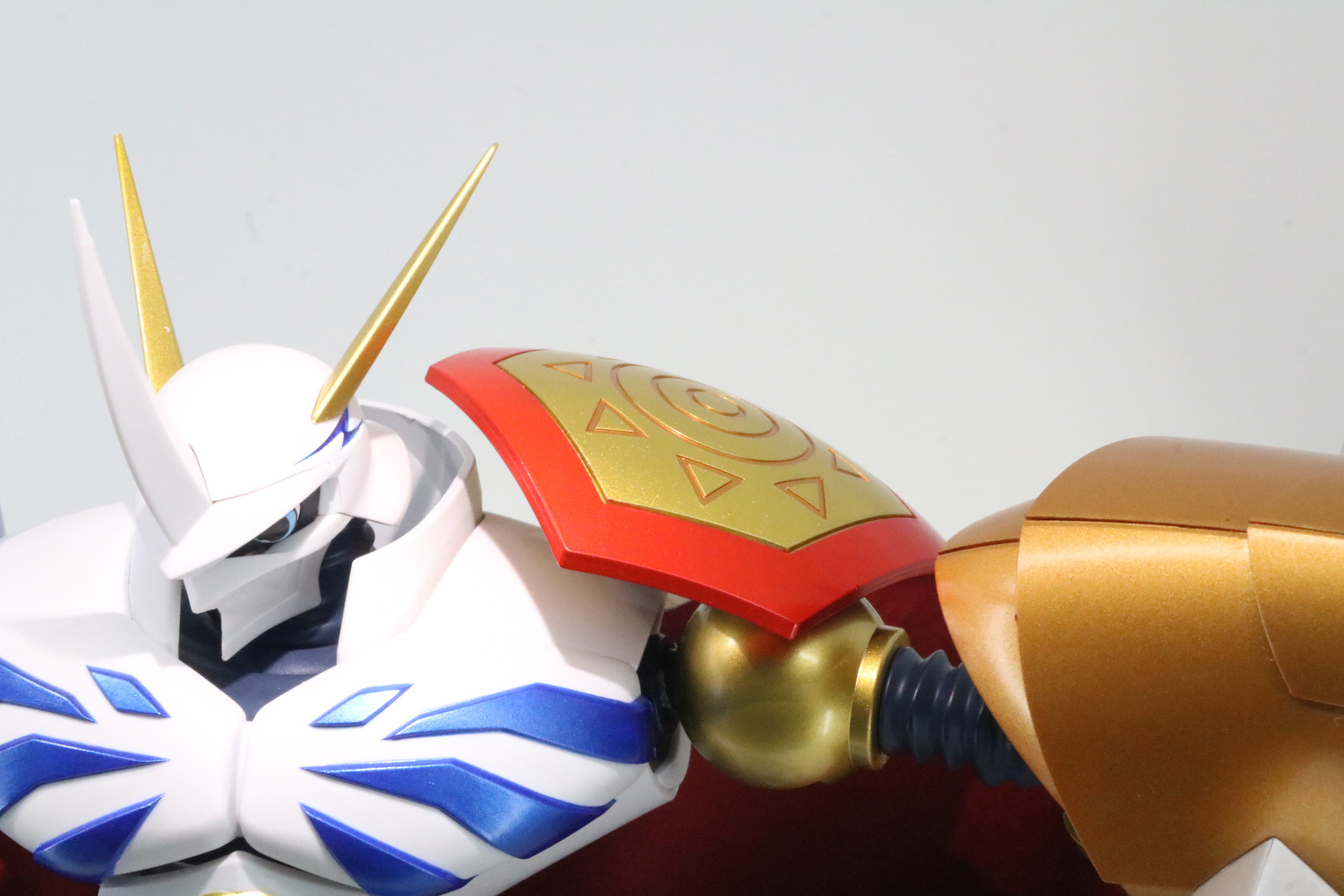 肩には勇気の紋章が煌びやかゴールドで彩色されている