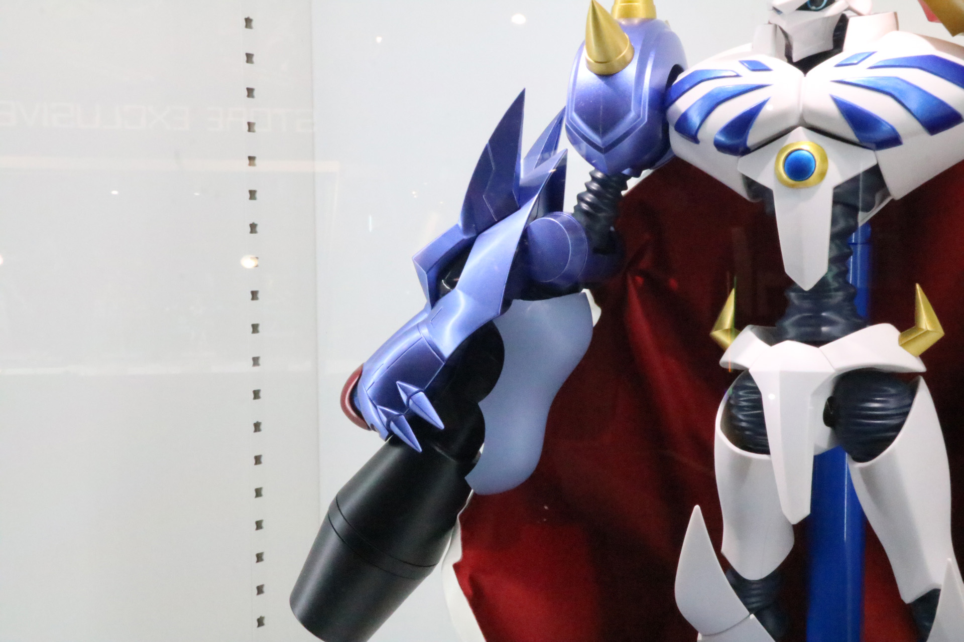 右腕のガルルキャノンは巨大な砲身をむき出しに