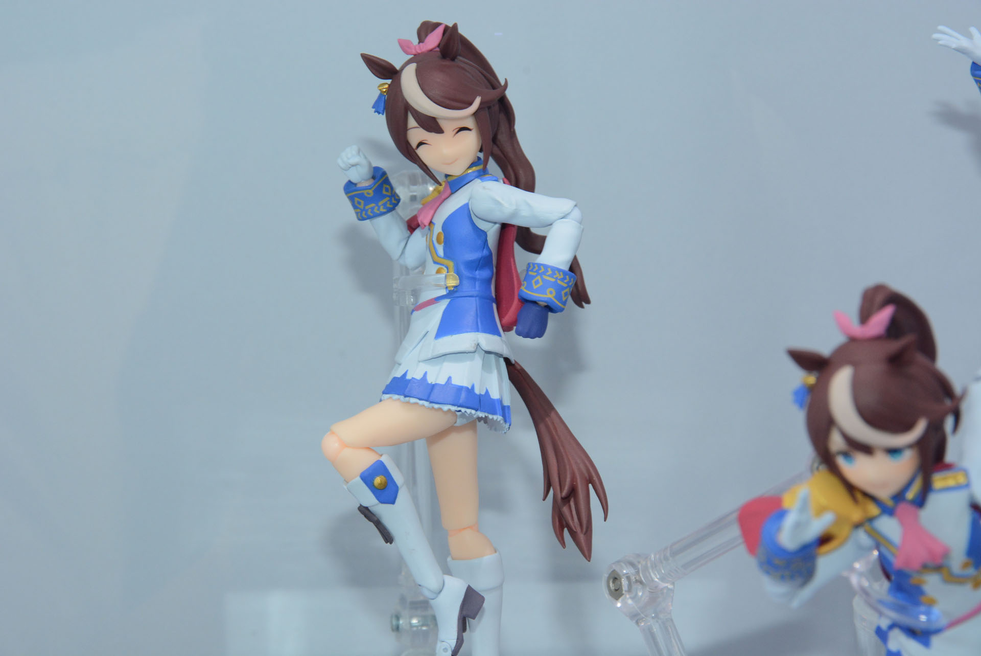 見ているとこちらも笑みを浮かべてしまう元気いっぱいの表情とポーズが印象的だ