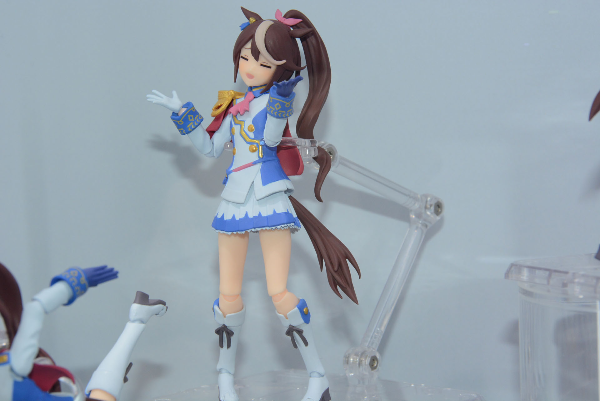 見ているとこちらも笑みを浮かべてしまう元気いっぱいの表情とポーズが印象的だ