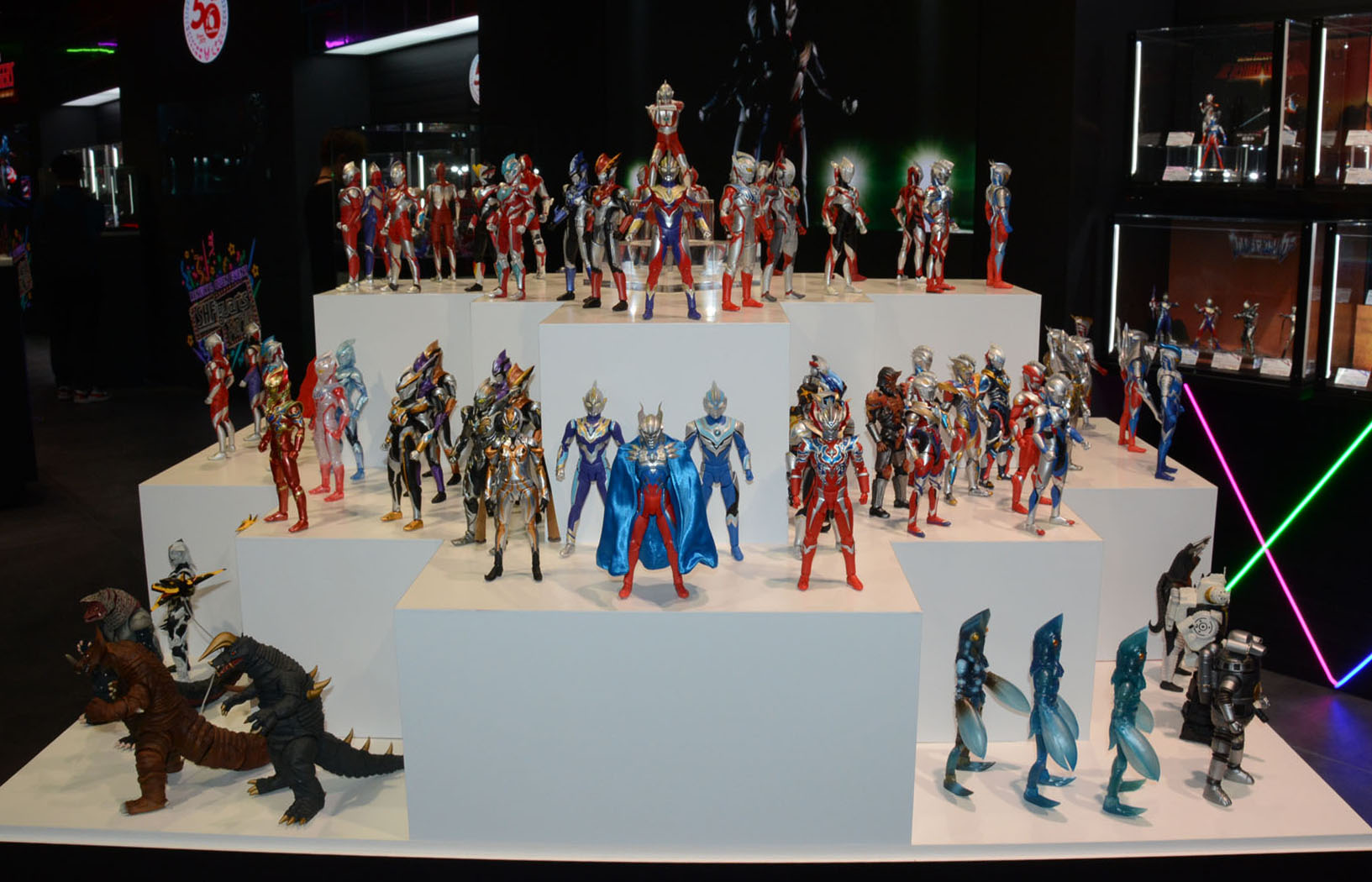 シリーズ100体を記念し、これまでのフィギュアが一堂に