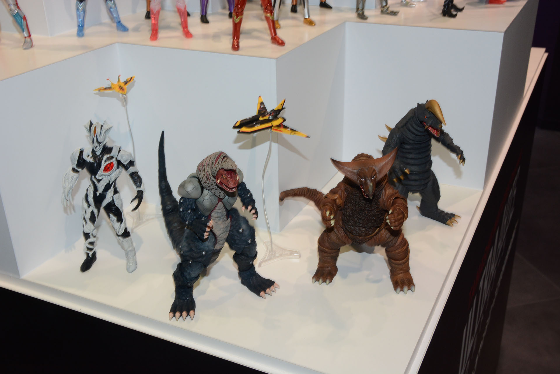 シリーズ100体を記念し、これまでのフィギュアが一堂に