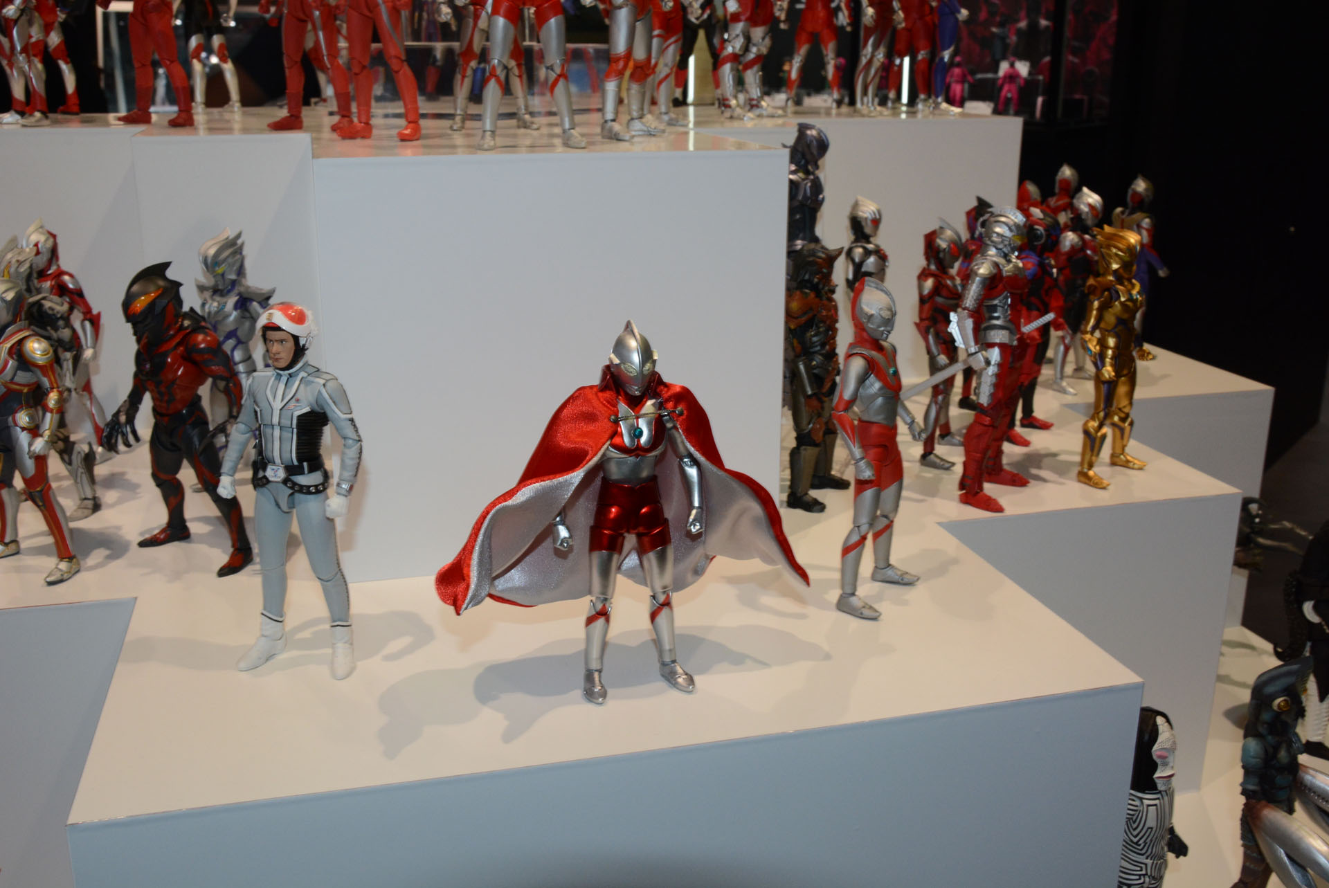 シリーズ100体を記念し、これまでのフィギュアが一堂に