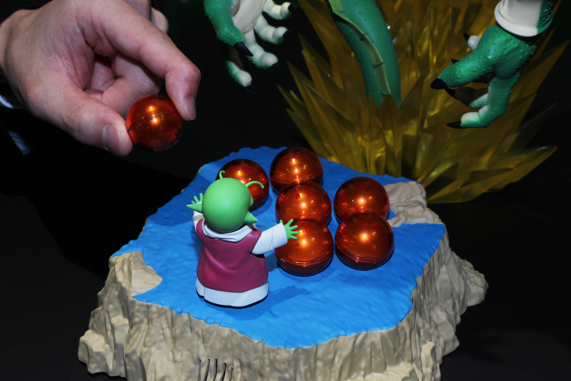 ドラゴンボールはギミック作動中に発光する