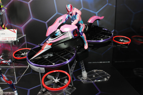 ファン待望の「仮面ライダーバイス プテラゲノム」がS.H.