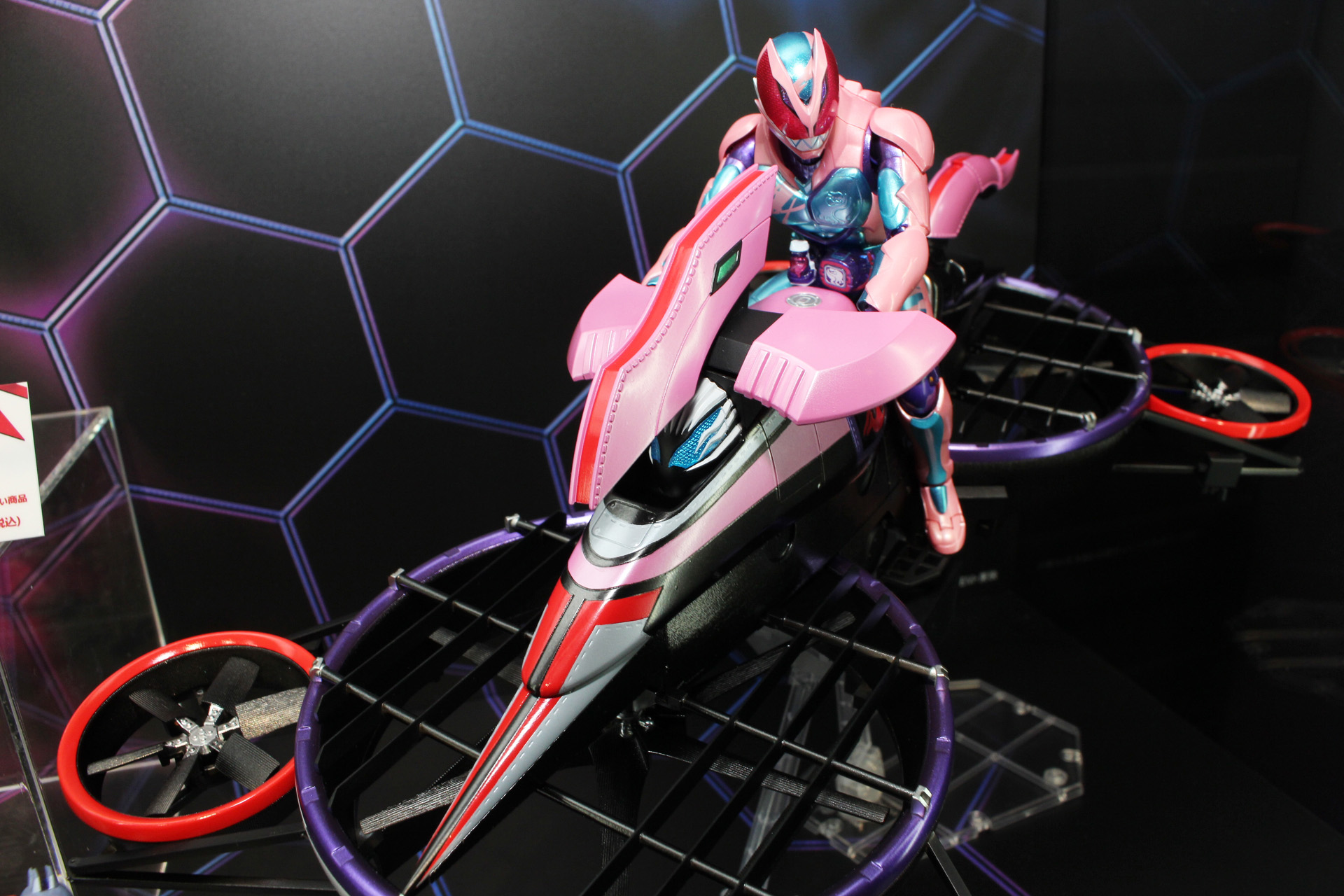 相棒のライダーが変身するという、異色のライダーマシンだ