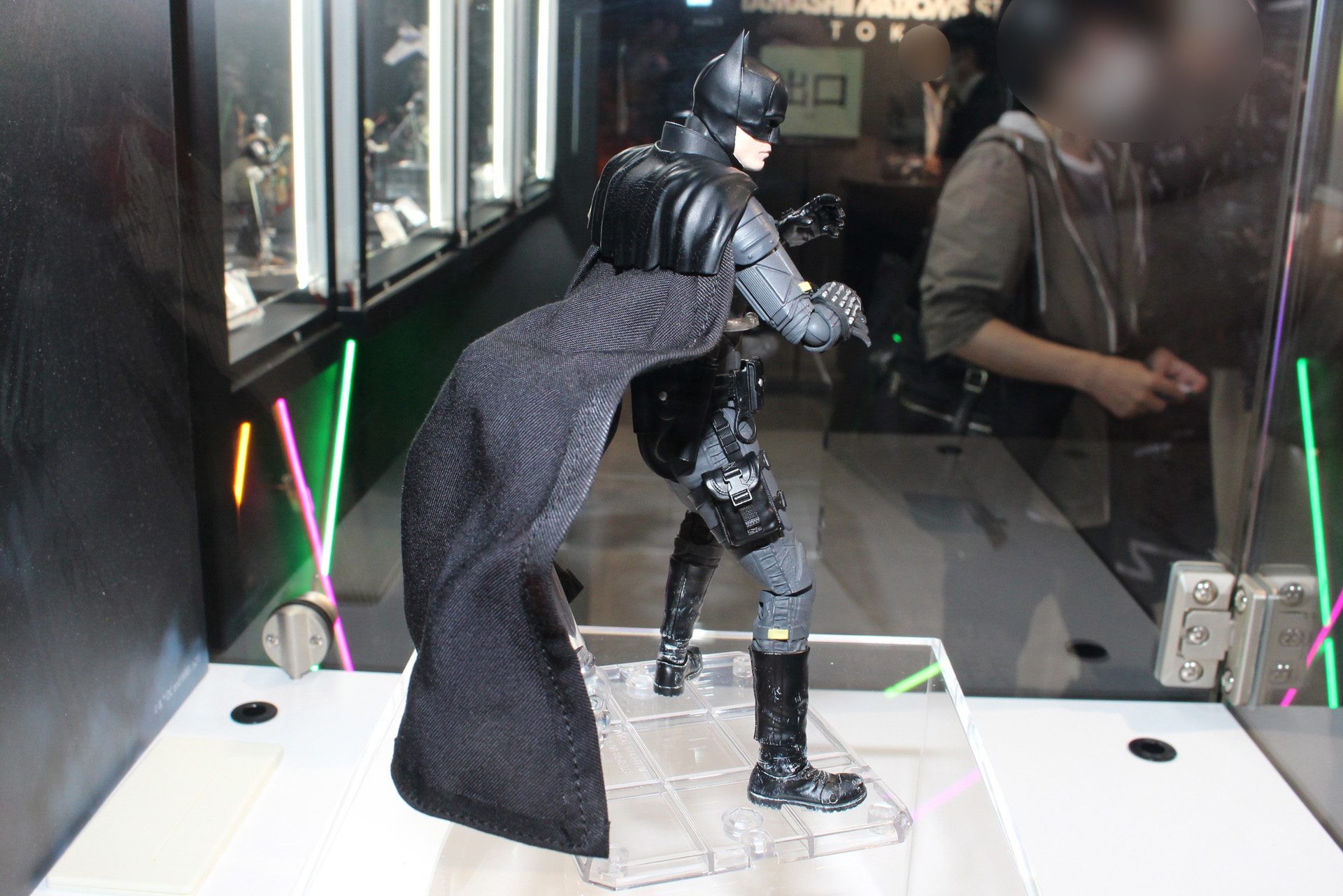 布製のマントはワイヤーで形を整えられる仕様のようだ