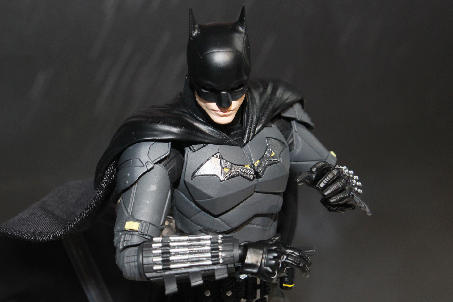 胸のマークはスーツとは異なる質感で塗装されている