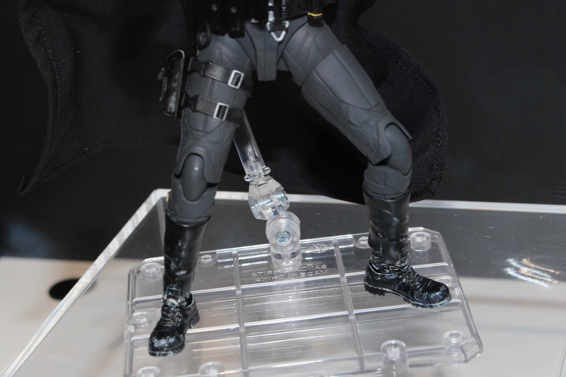 ブーツは戦いの後を思わせる汚し塗装が施されている