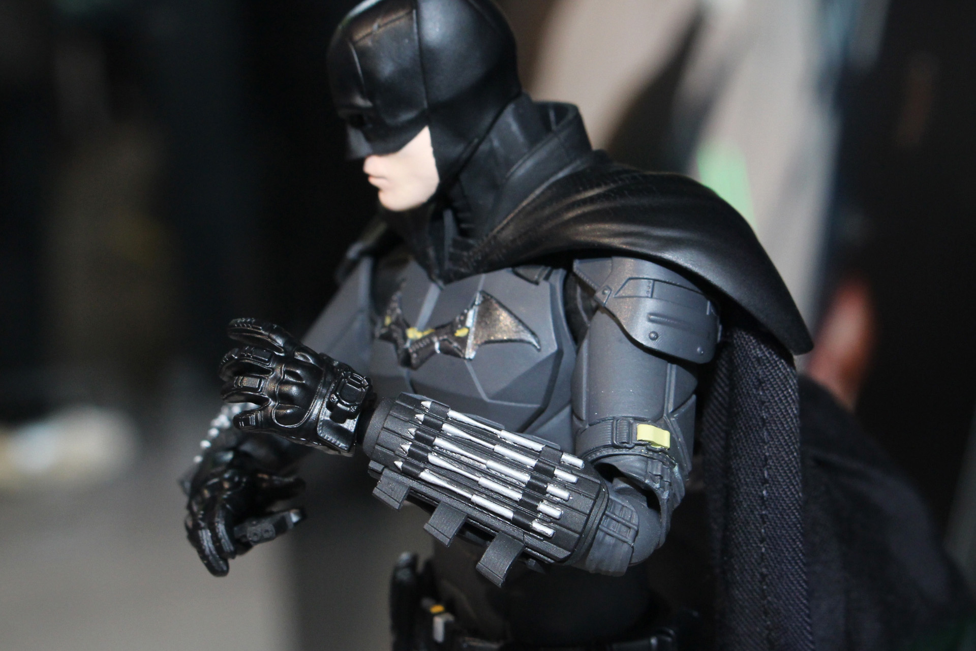 腕や腰の各種武装も細かく造形。塗装も設定に忠実だ