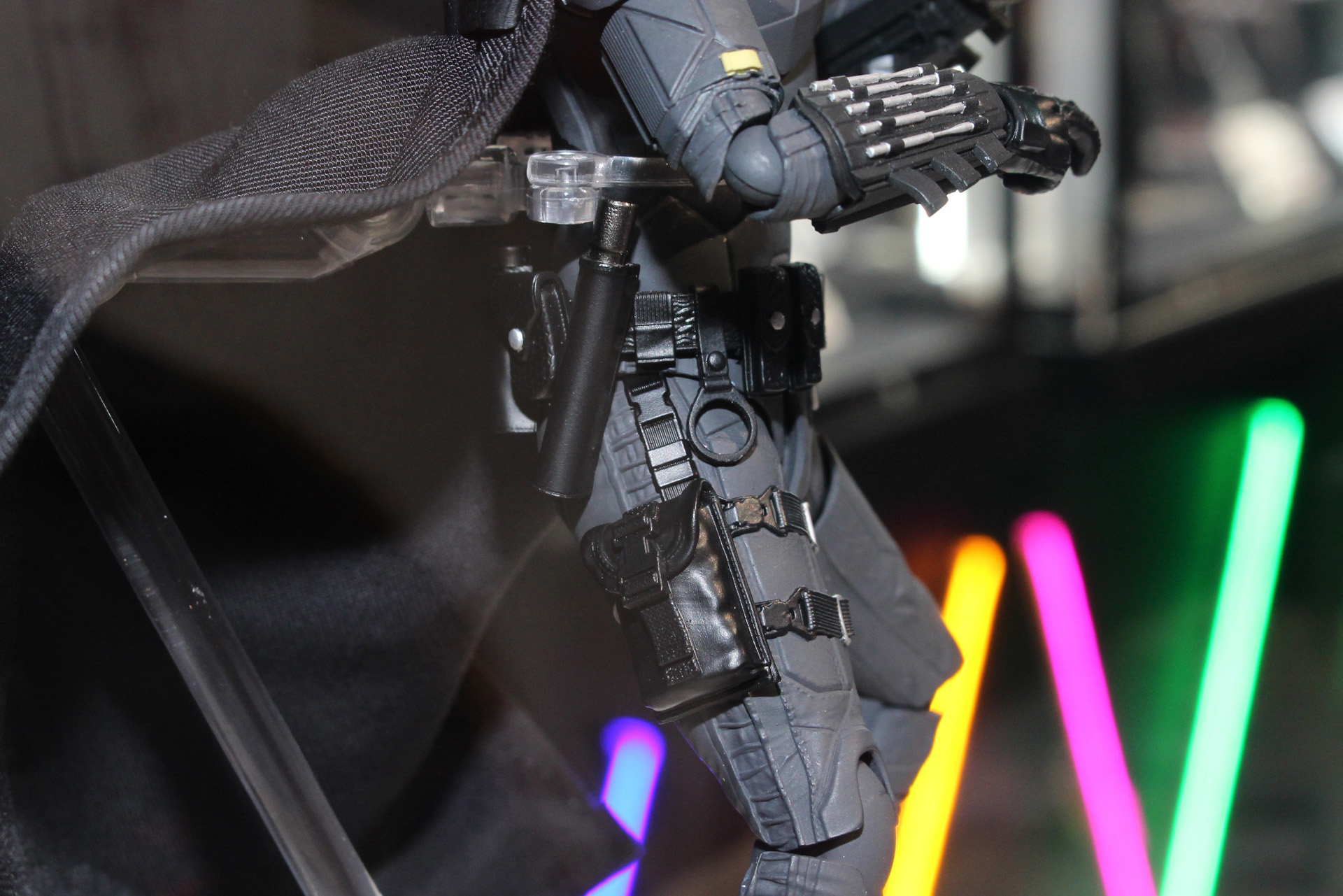 腕や腰の各種武装も細かく造形。塗装も設定に忠実だ