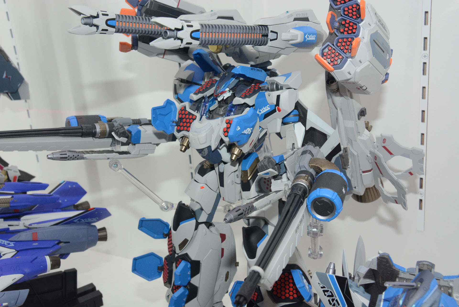 会場ではバトロイド形態で展示