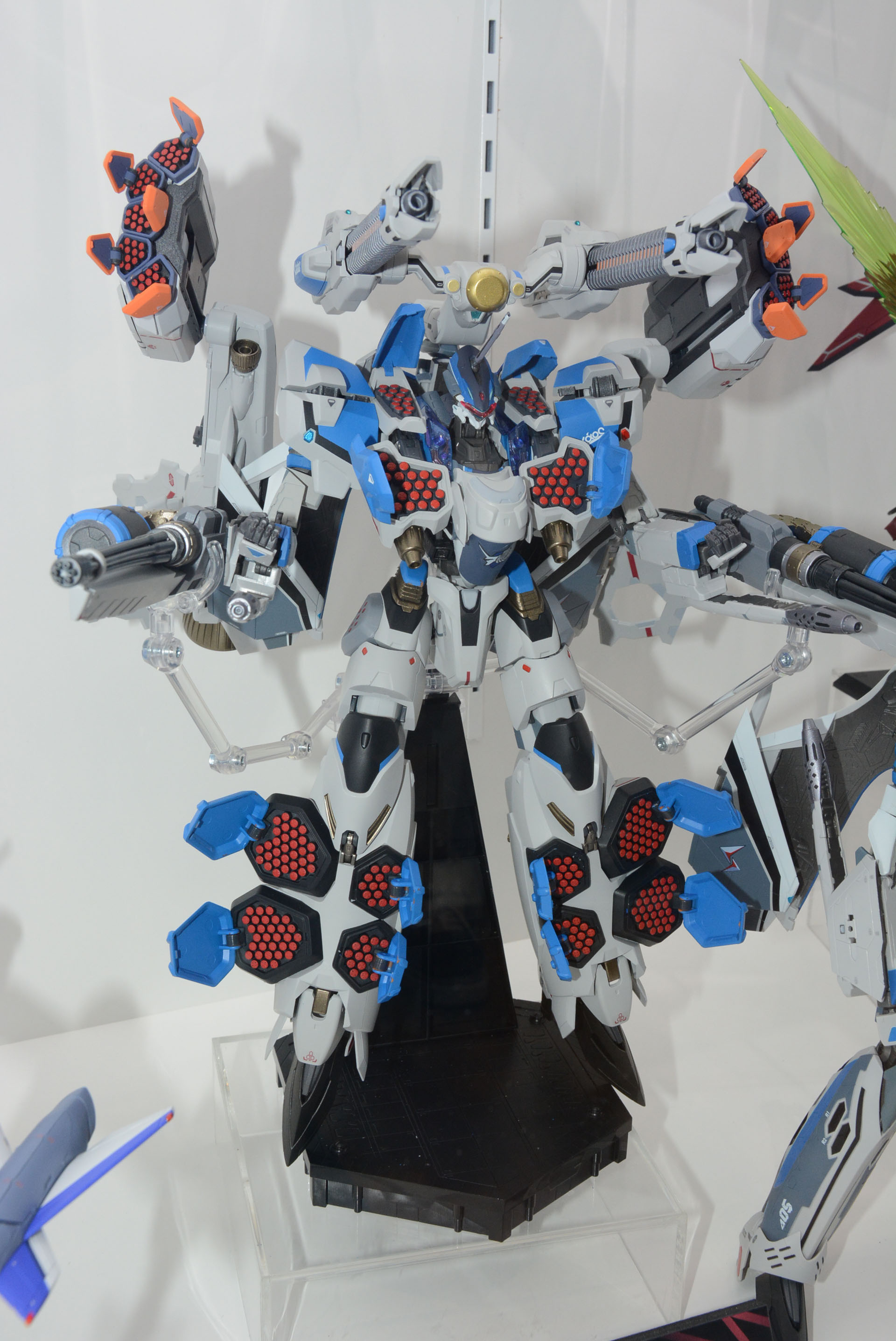 会場ではバトロイド形態で展示