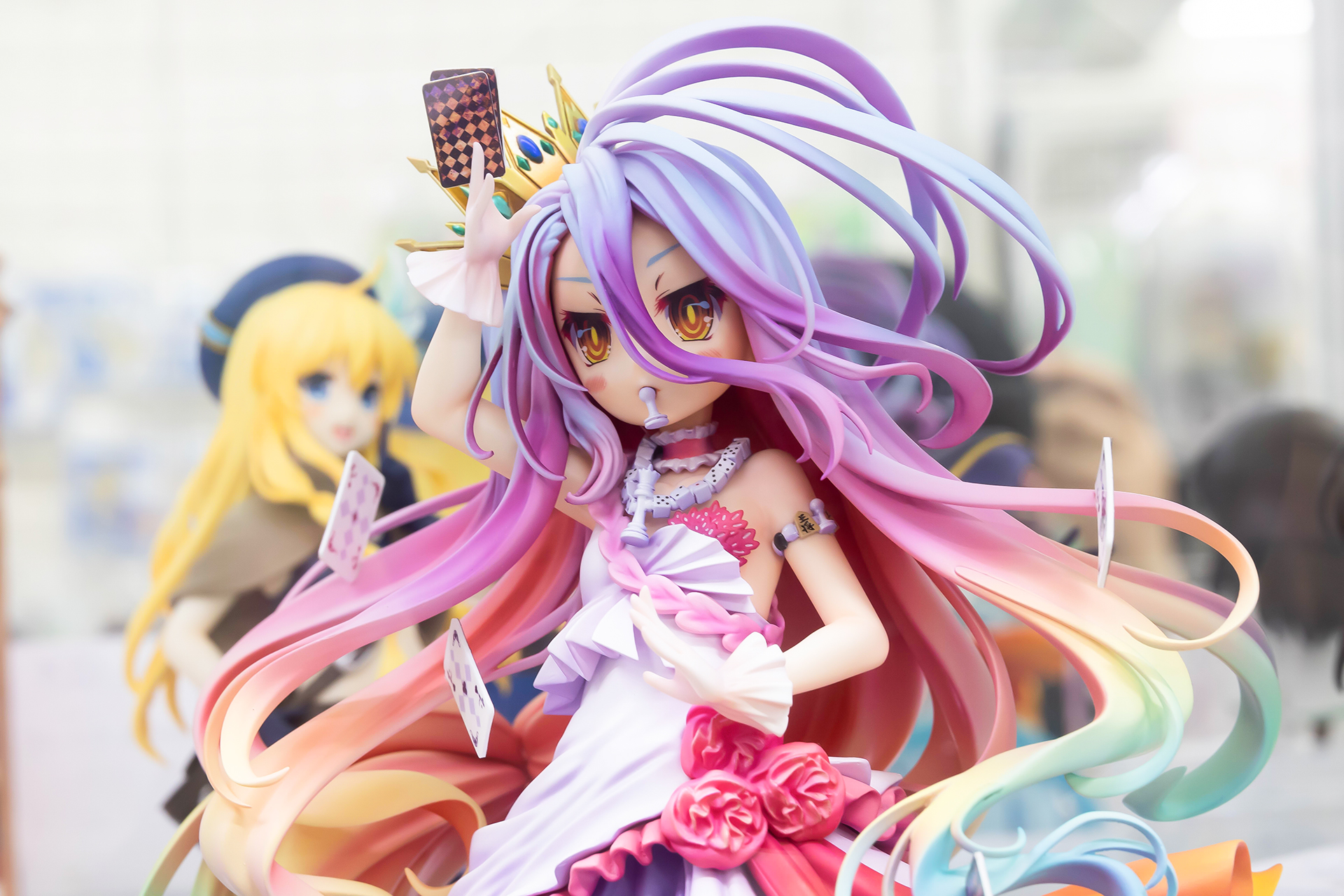 華やかな色彩に目をとらわれがちだが、衣装のひらひらなど質感も違いもよく出ている。