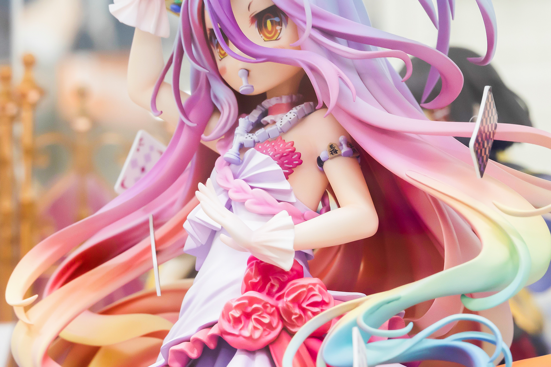 肩の辺りは大きく開いた衣装になっている。腕輪や白い手袋など、小物類も作り込まれていることがわかる。