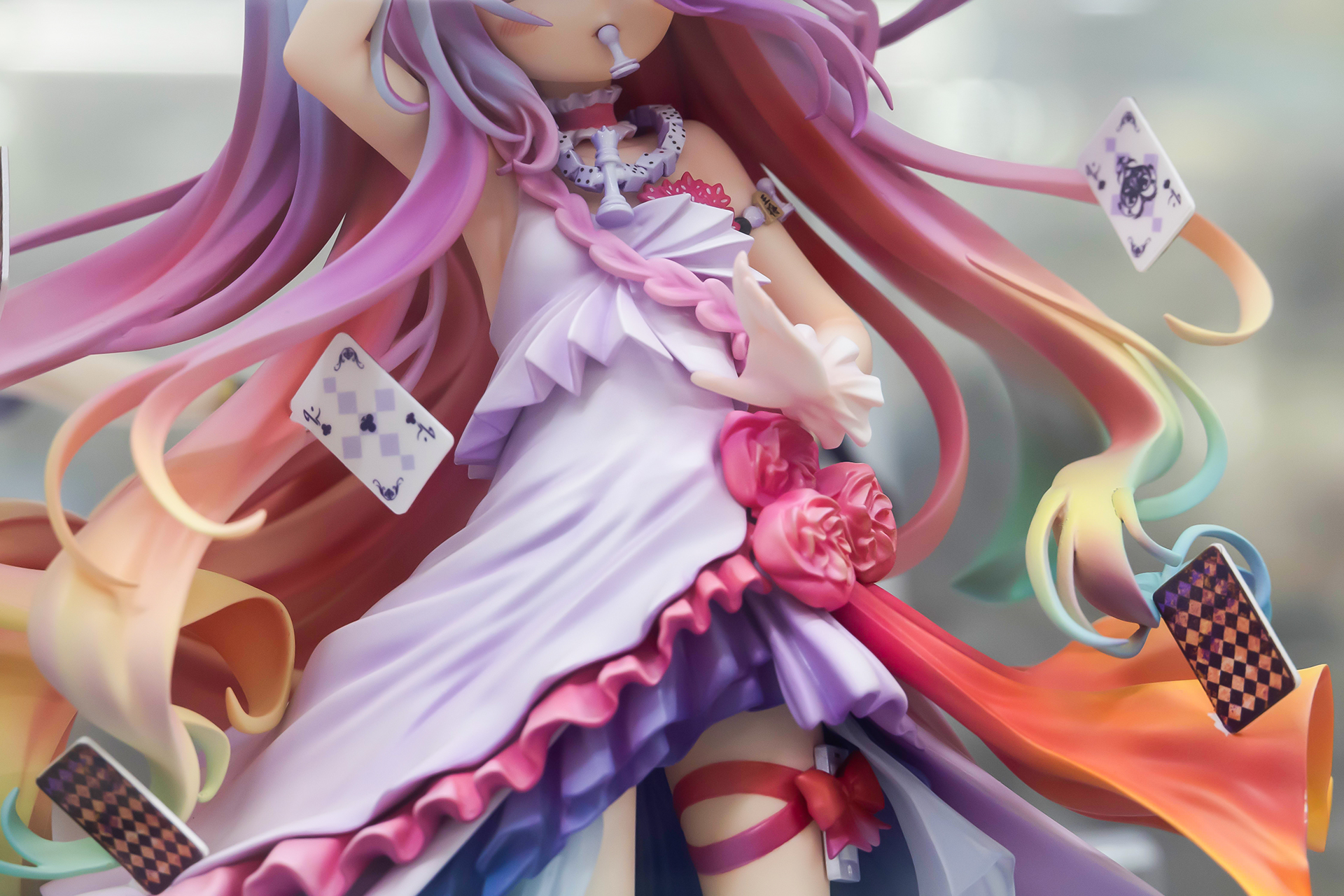 ひらひらと舞っているように見える、トランプのカード。この時間が止まったかのような浮遊感も素晴らしい。