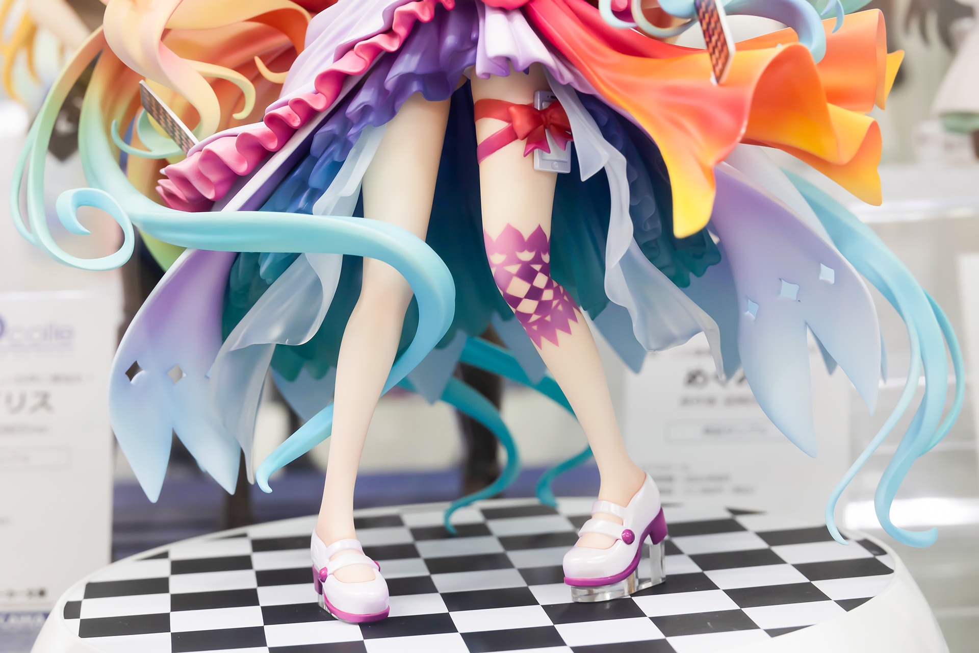 スラリと伸びた脚には、ストッキングなのか紫のデザインが施されている。台座部分もチェック柄で、全体的にマッチしている感じだ。