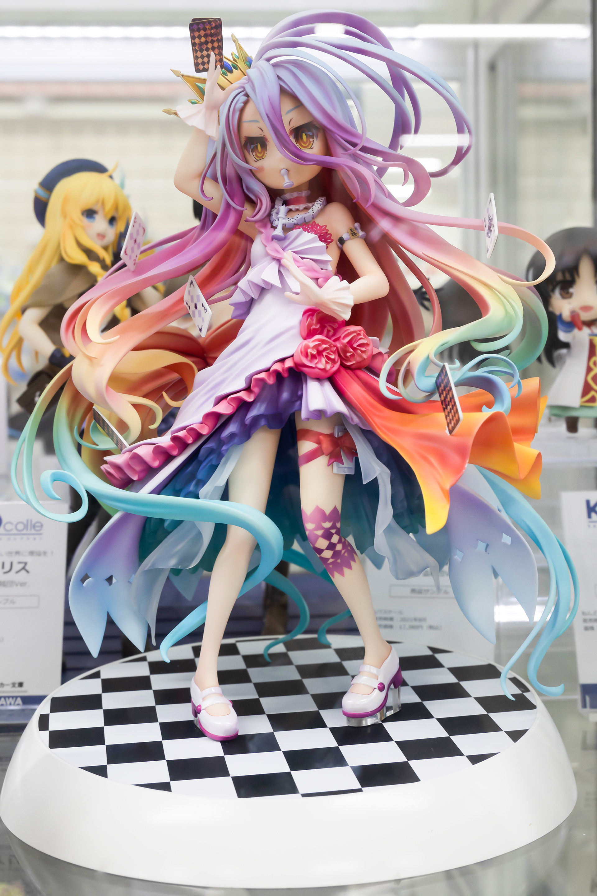 フィギュアのサイズは、全高約240mmだ。ちなみに特製アクリルブロックのほうは、148×100×厚10mmといったサイズ感になっている。