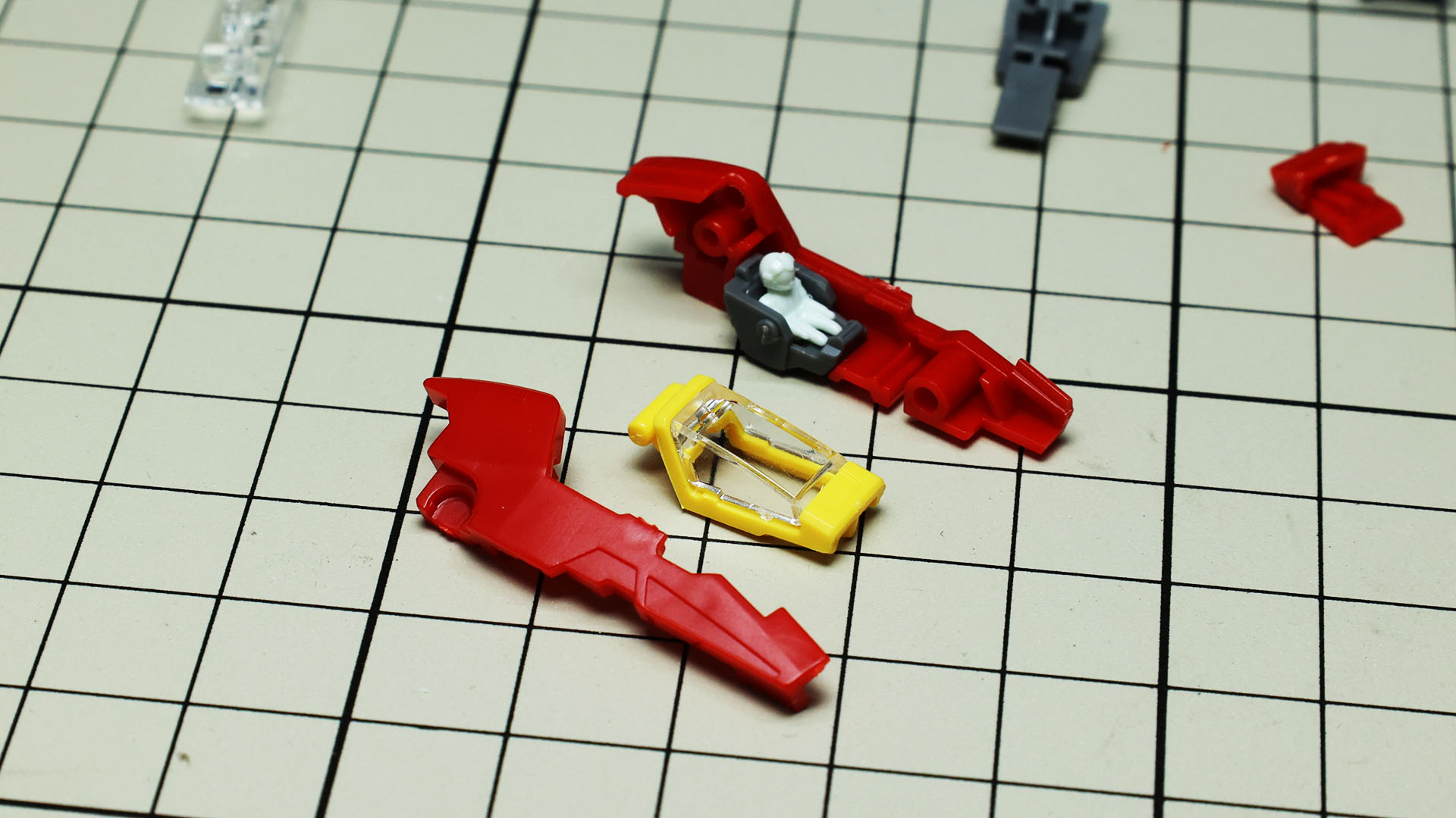 コクピットの回転軸は薄いので注意して組み込みます