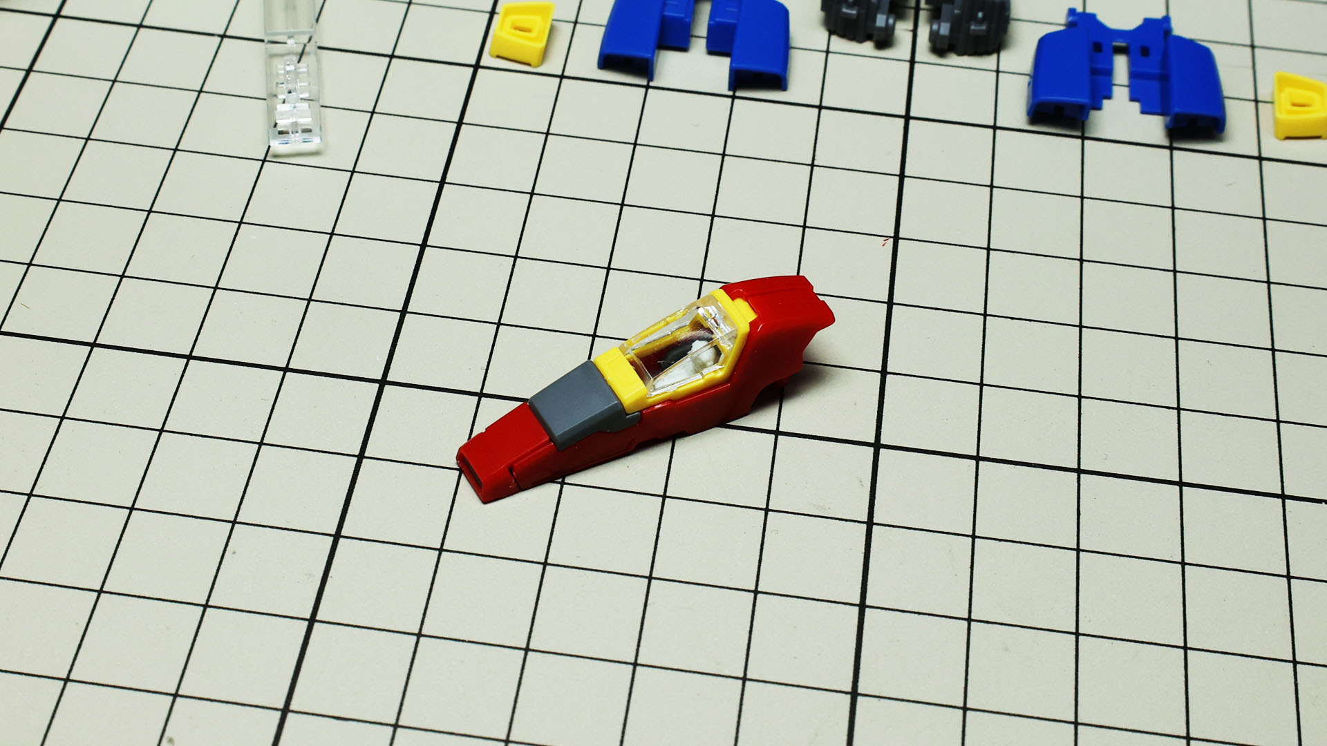 本体フレームに機首とインテーク、垂直尾翼を組み付けます