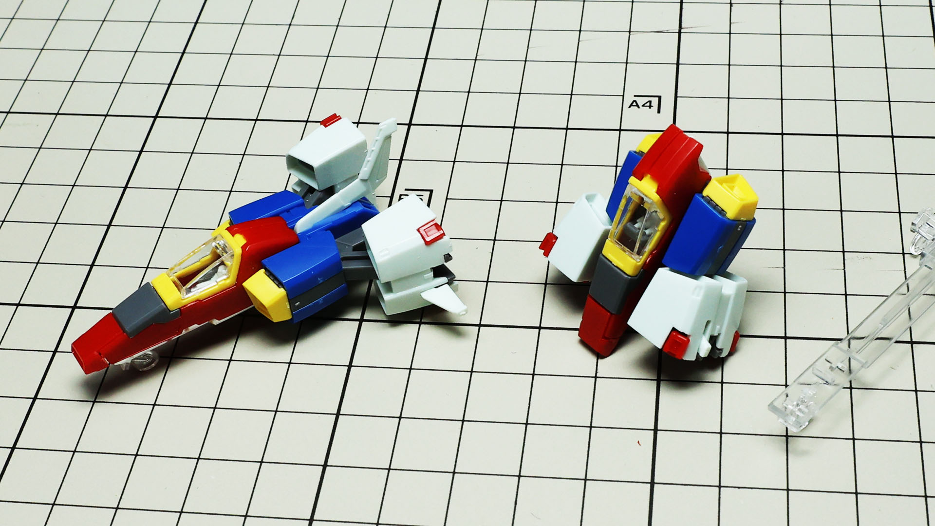 変形させてみるとエンジンブロックが大きく見えますが、ボディにドッキングすればその意味がわかってきます