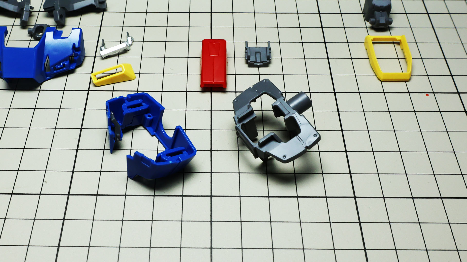 収納部分をフレームと組み合わせます。写真右へ延びる丸く太い軸はボディの左右ロールを可能にするものです