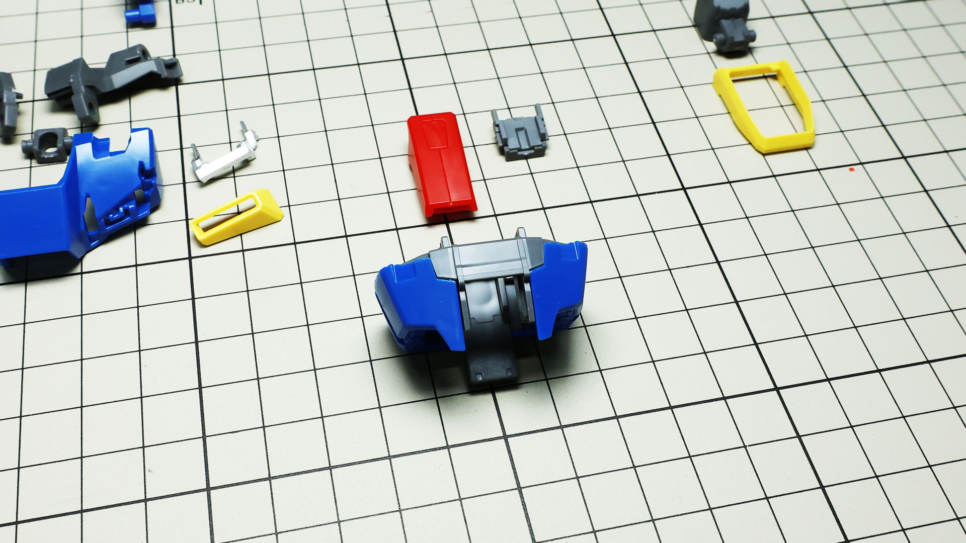 ボディ上面の肩部と首の基部を組みます