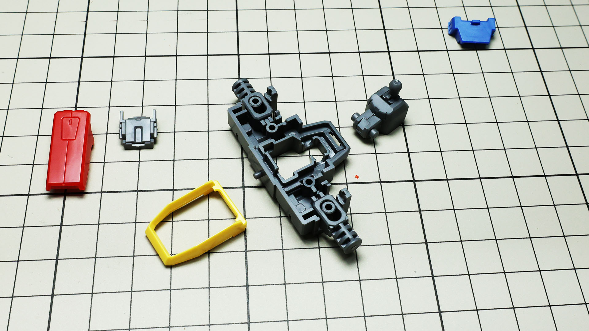 裏返すと肩部の引き出し機構がよくわかります