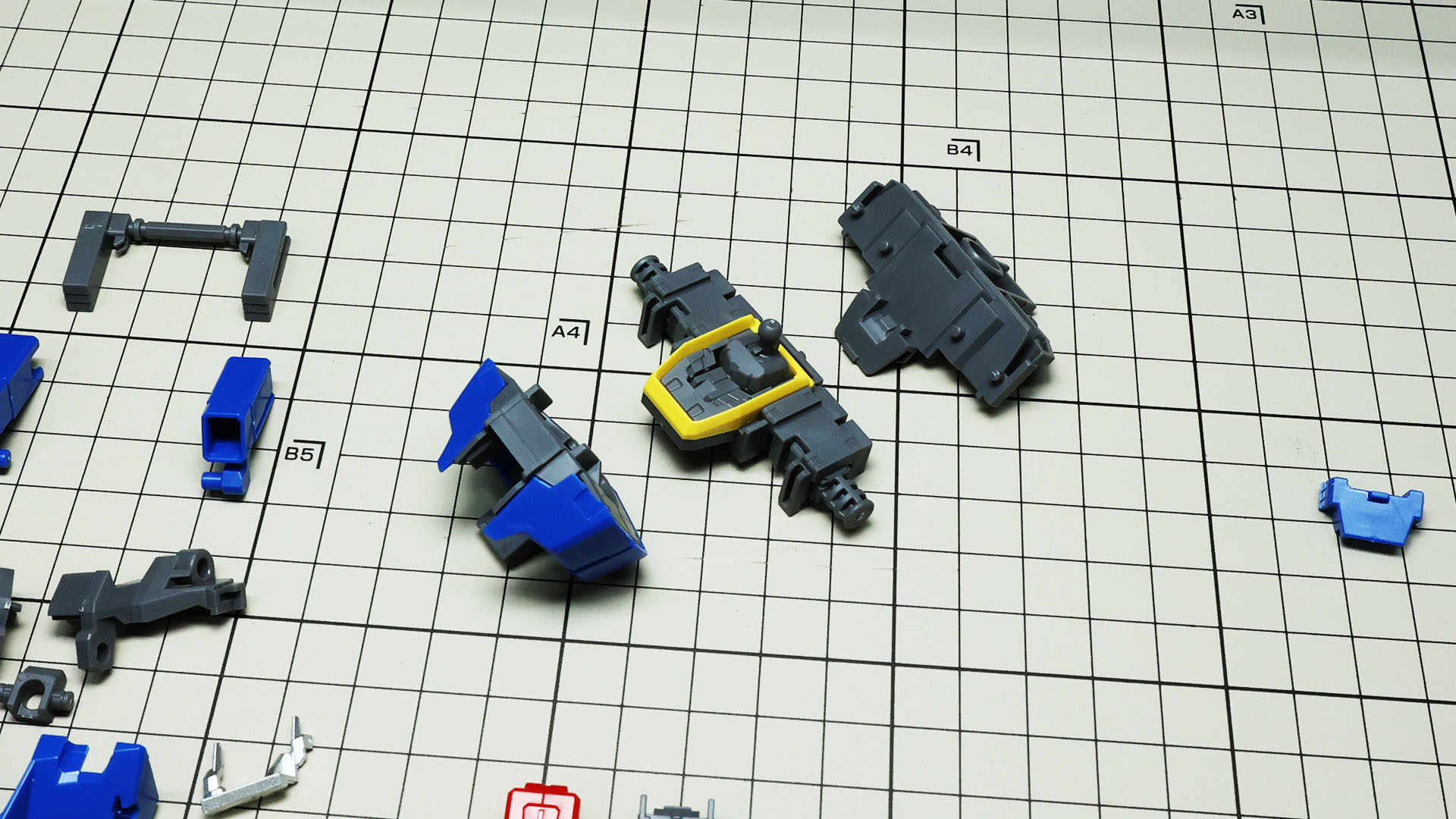 上面と収納部を組み合わせます