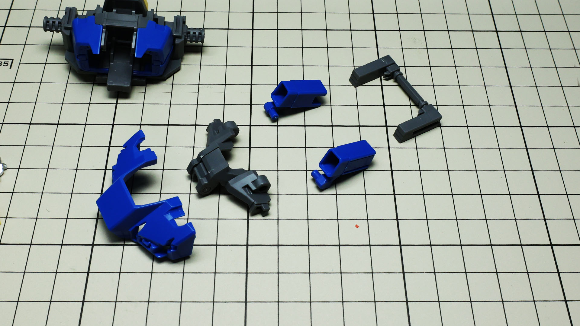 上面の装甲と変形機構を組み込みます