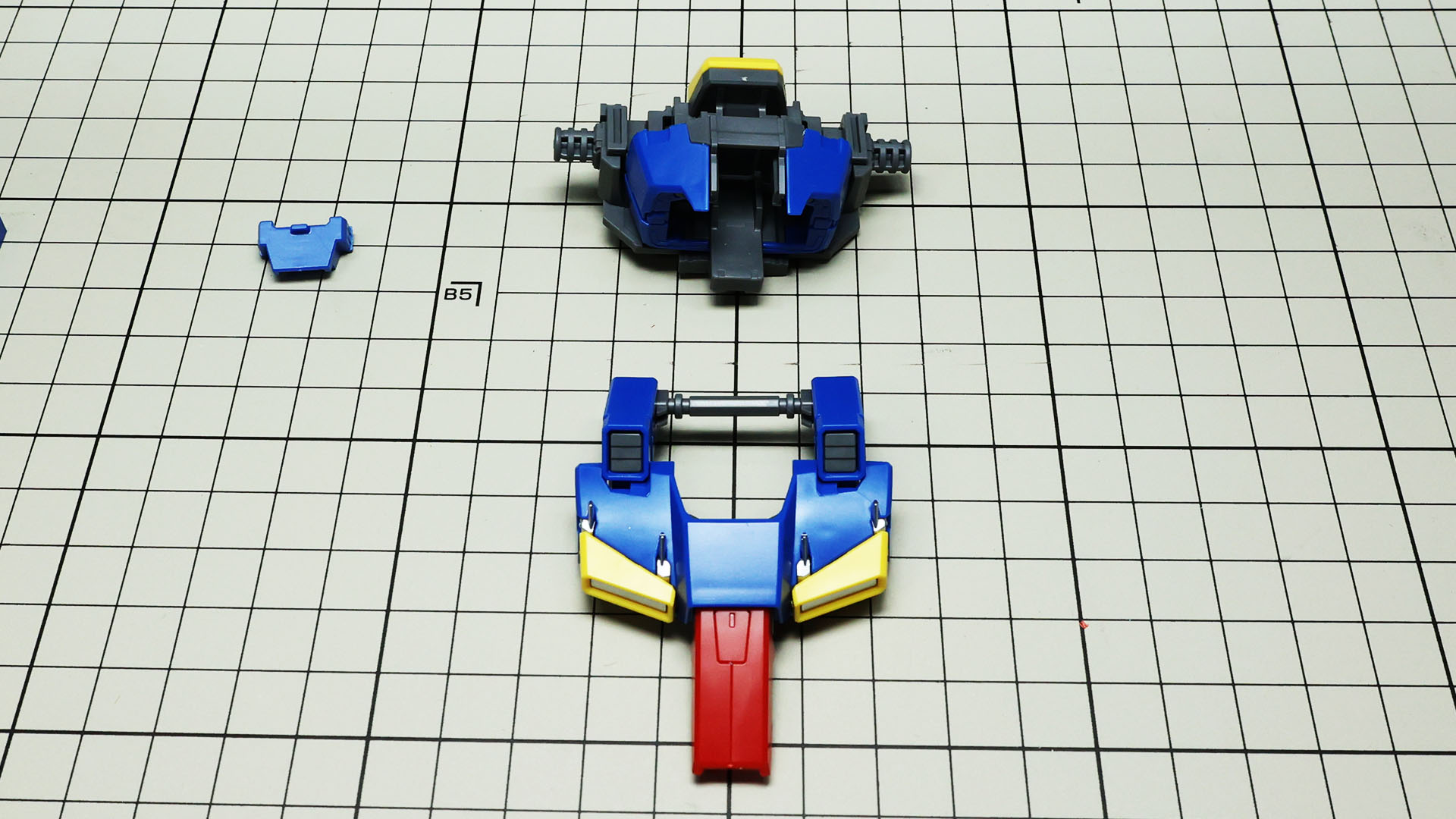 胸部メインフレームと前面可動装甲を組み合わせます