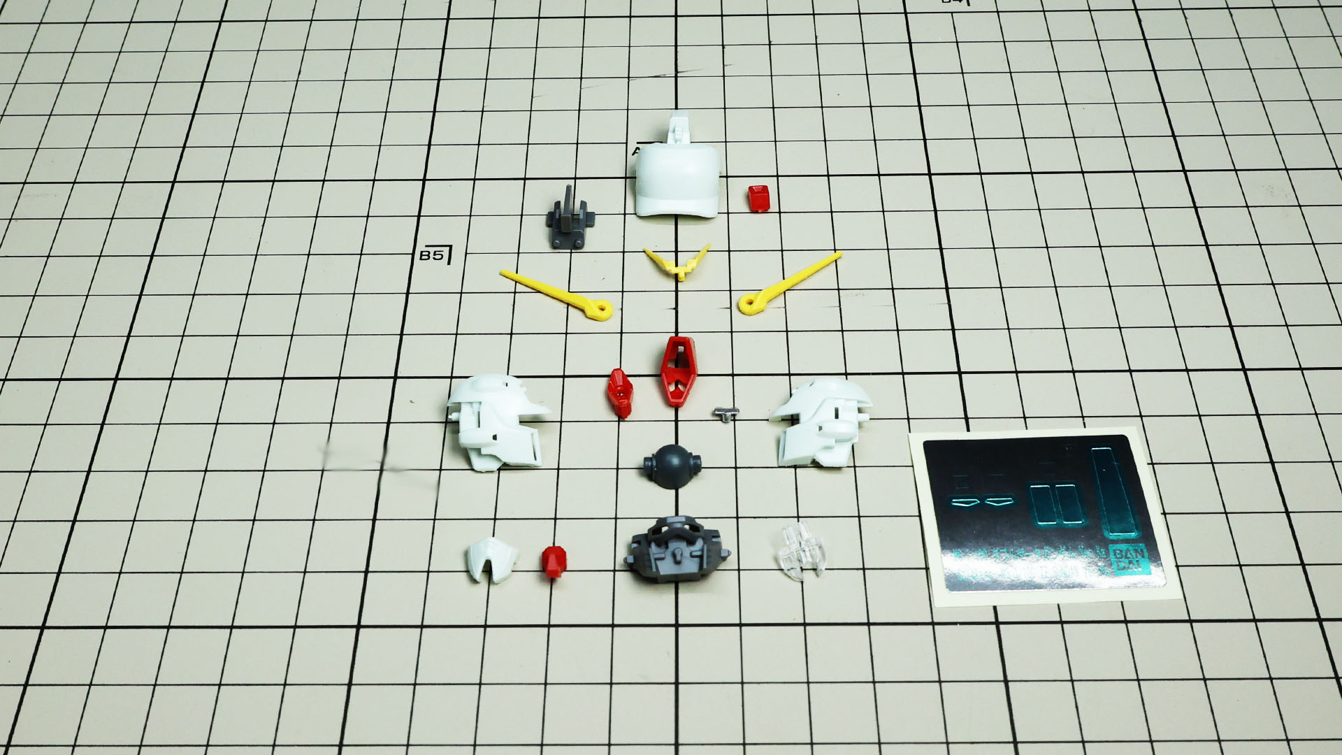 マスクが組まれるフレームを中心に、左右と後ろから挟み込む構造です