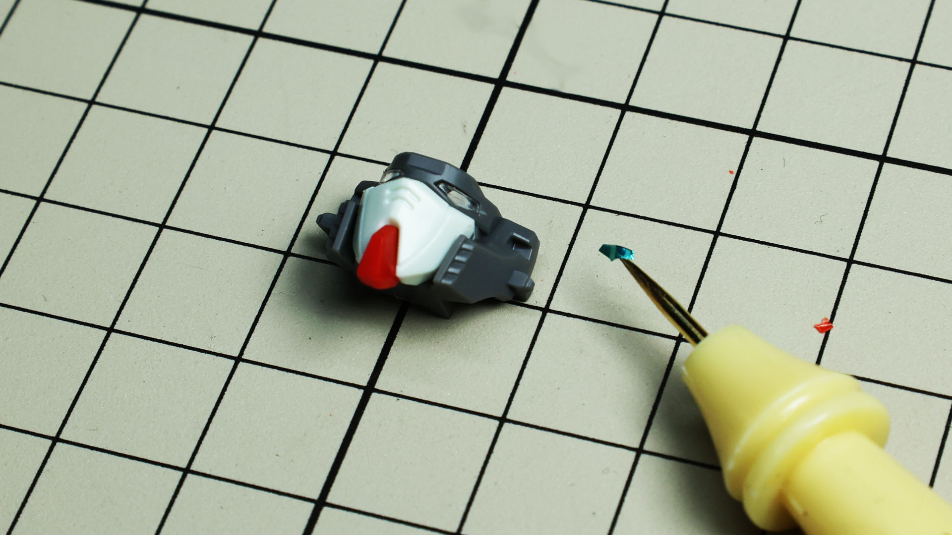 ツインアイはクリアーですがその上からシールで再現されます