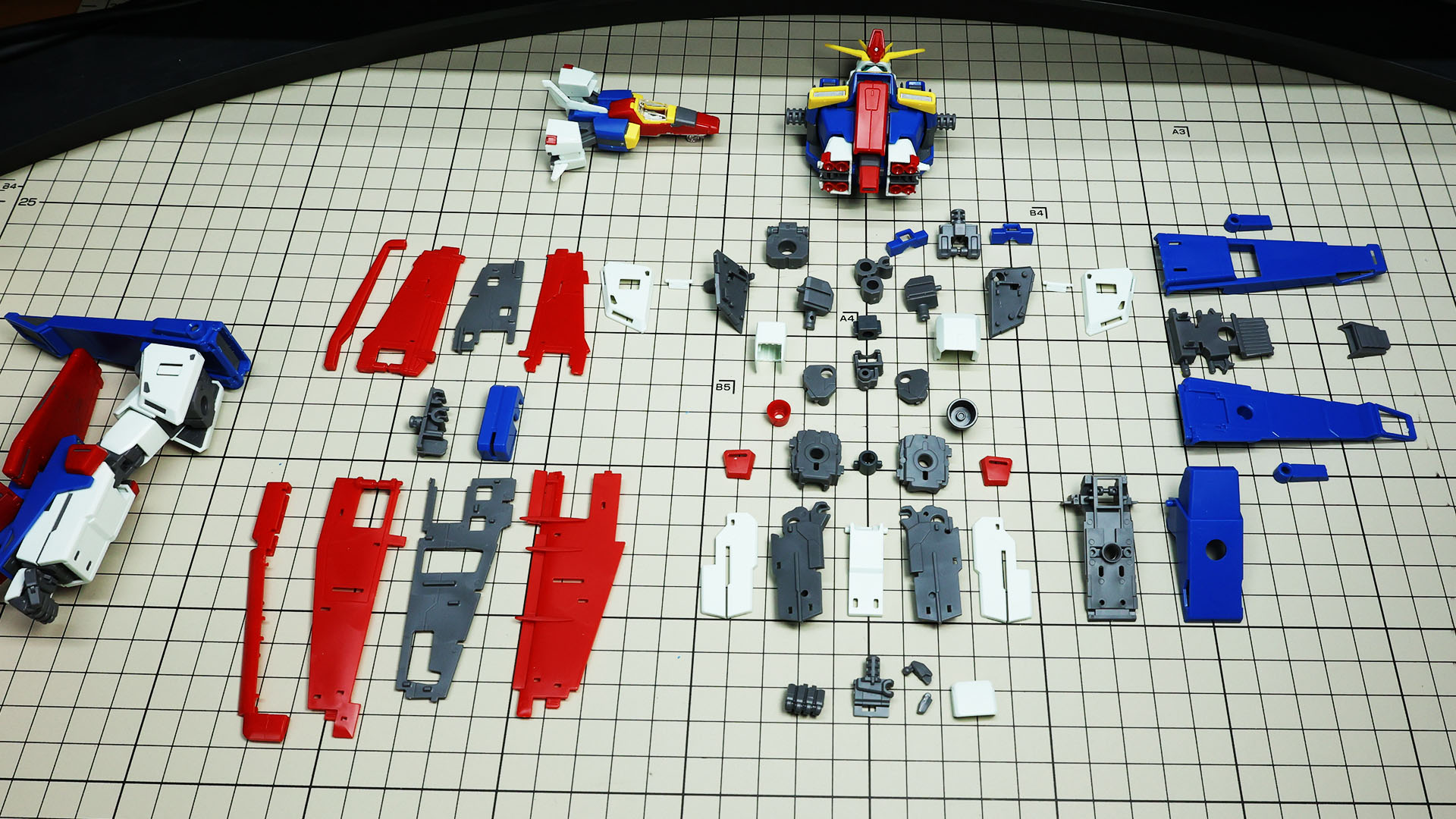 腕部本体はそれほど特別ではありませんが、ウイングバインダーとショルダーバインダーがすごい存在感です