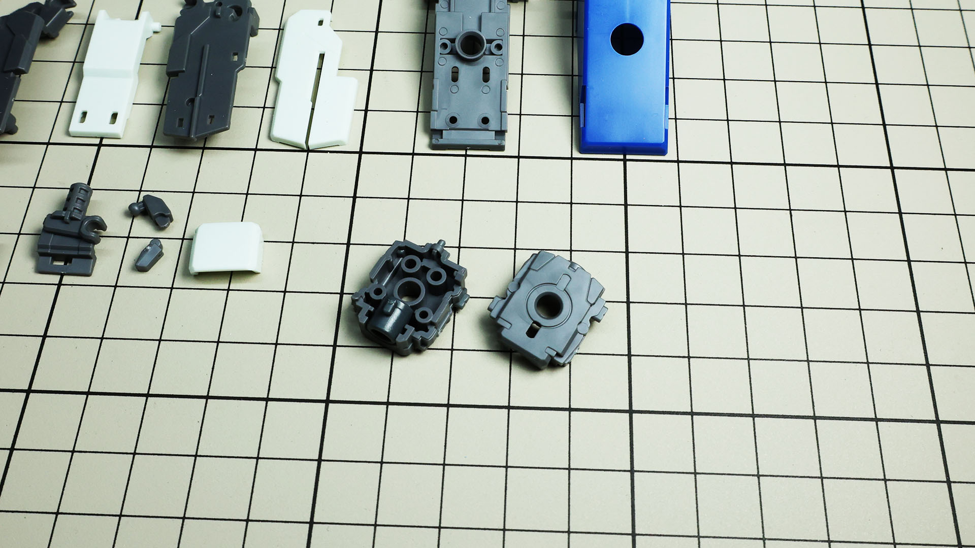 まずは前腕内部から組み立てます