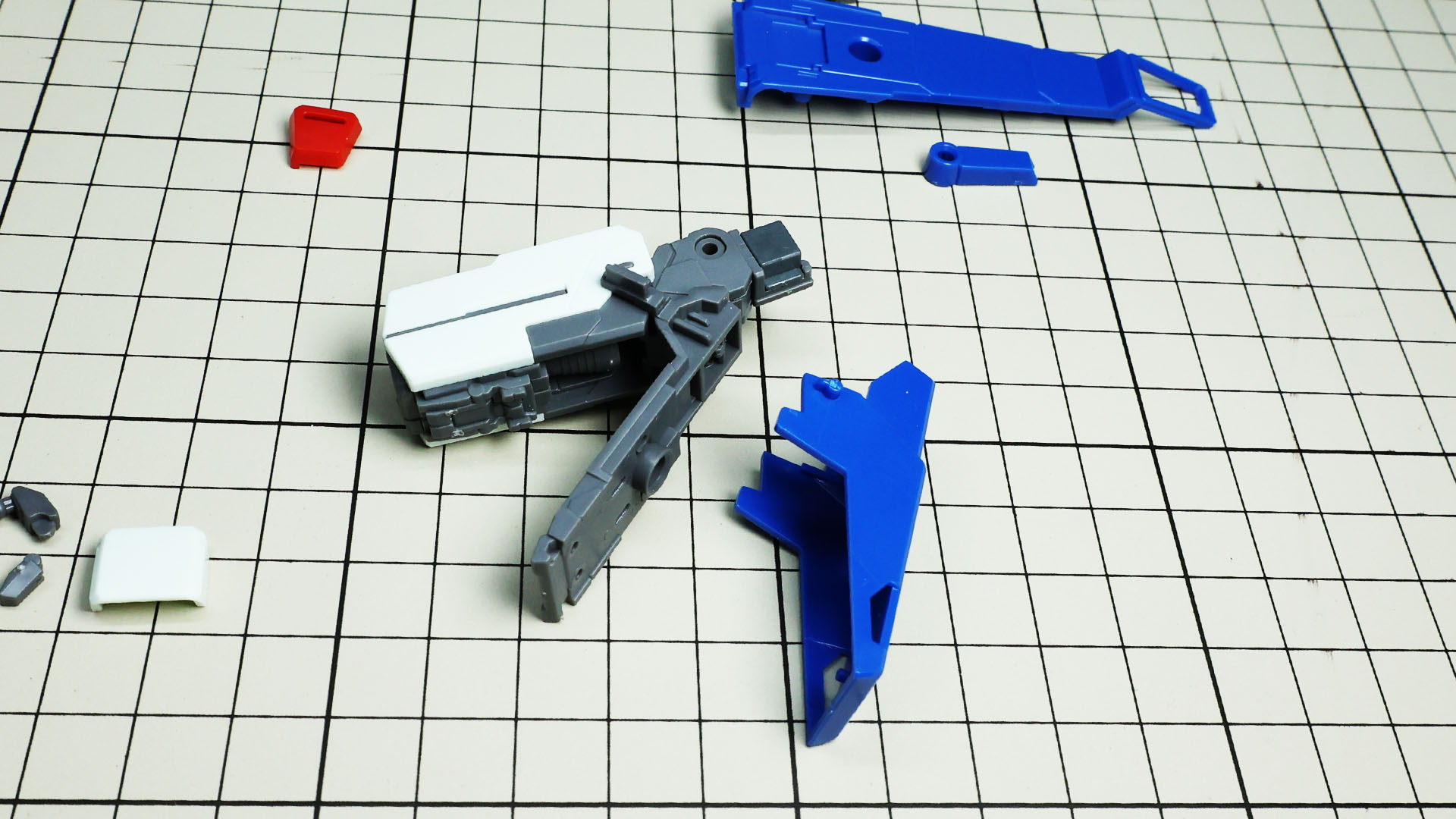 最終装甲を組付けていきます。変形時に開く前腕外側もフレーム＋最終装甲の作りです