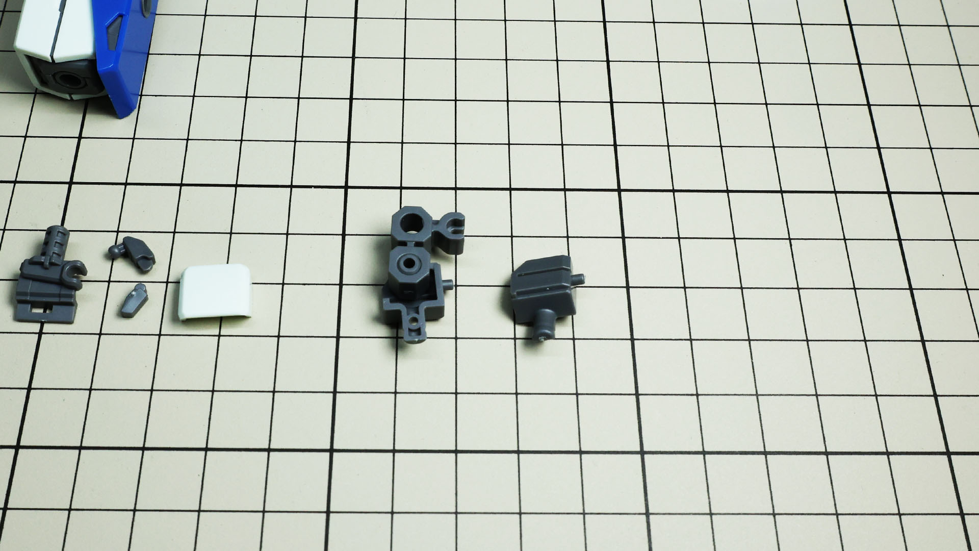 肩部には三軸の接続部があり、それぞれ肩部・上腕・ショルダーバインダーの接続になります