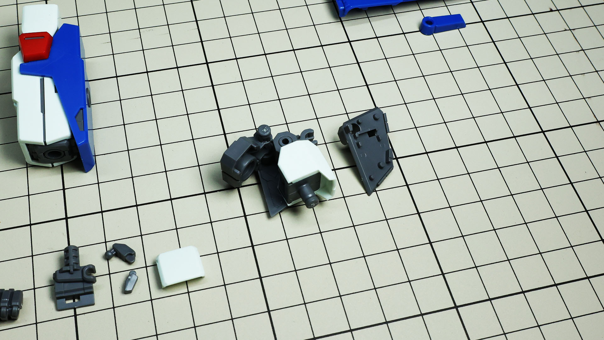 ZZガンダム本体との接続はフラップの構造で腕部の上方への可動を実現します