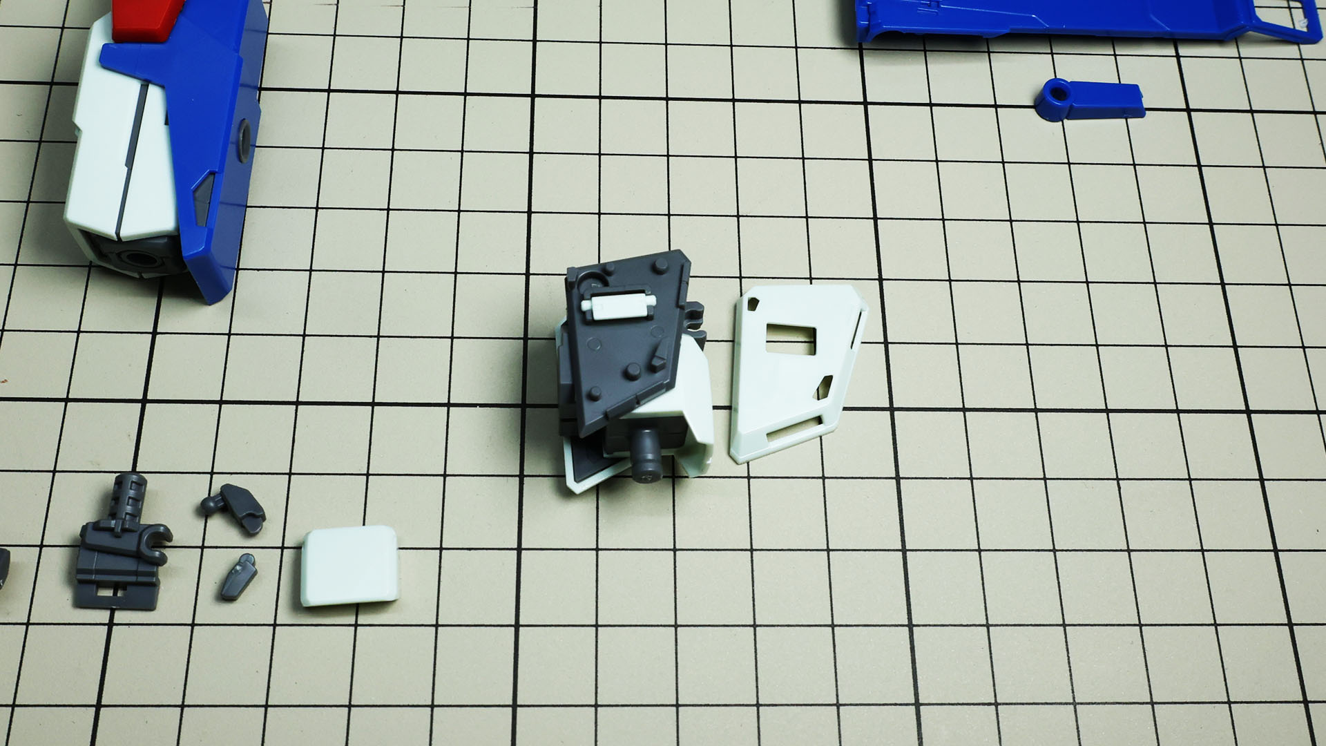 肩部装甲にはフラップ状のパーツがあり……