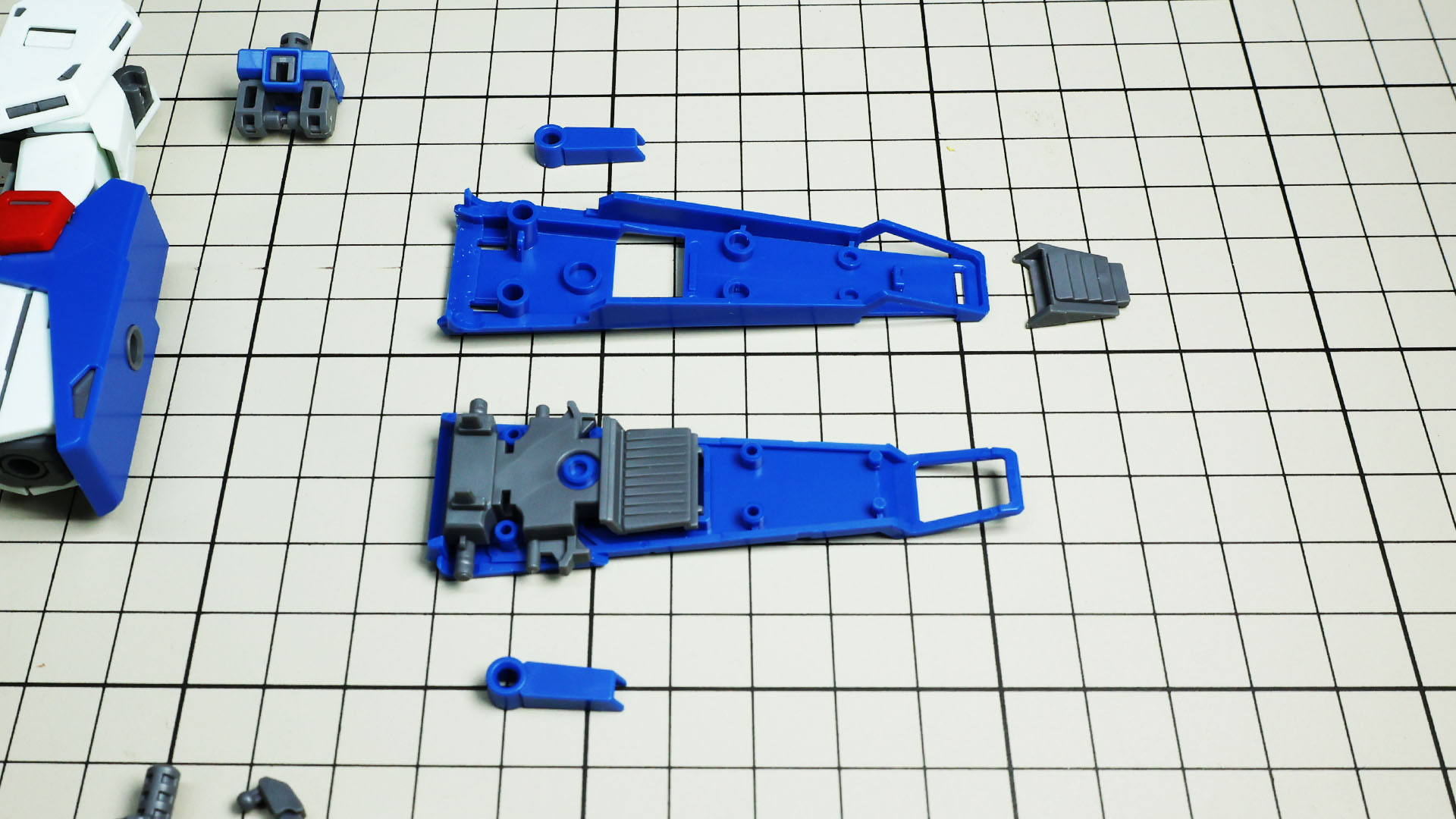肩部ショルダーバインダー内部にメカ色のディテールパーツを内装します