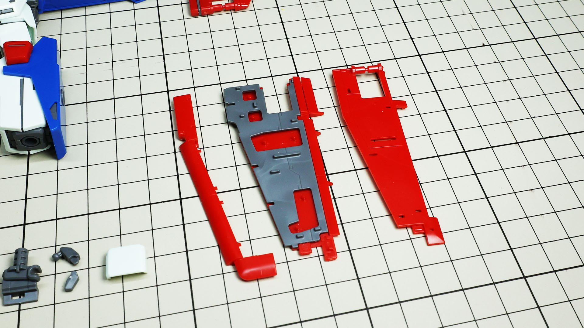 上下それぞれにメカ色内部フレームを封入して前縁部で固定する構造です
