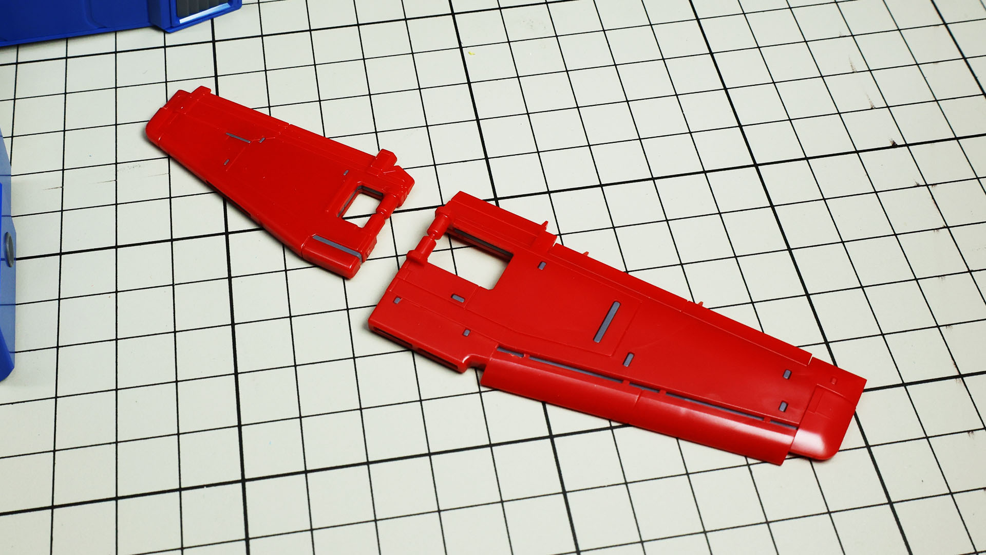 下部はフラップが展開している状態でデザインされていて、実際に羽として機能することをイメージさせてくれます