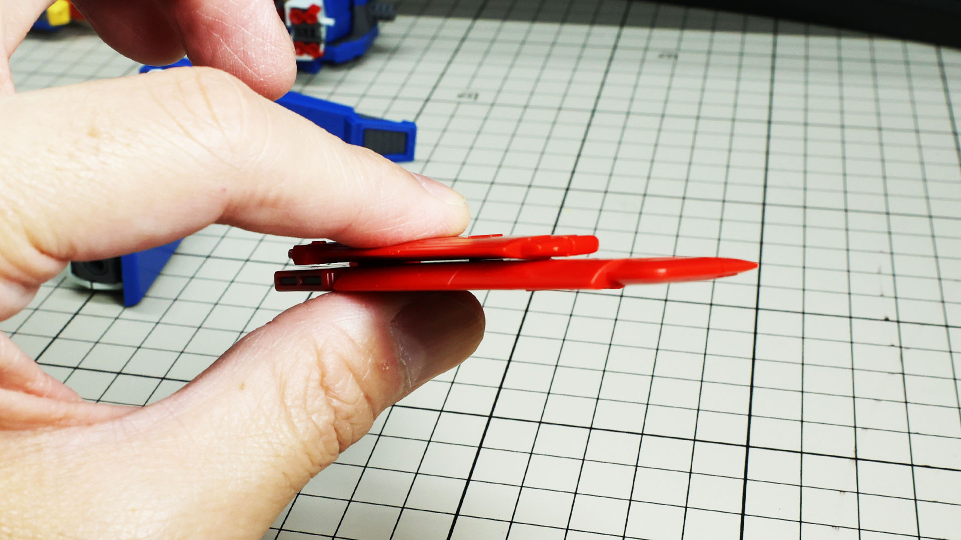 横から見ると中央が膨らんだ「翼断面」になっていることがわかります