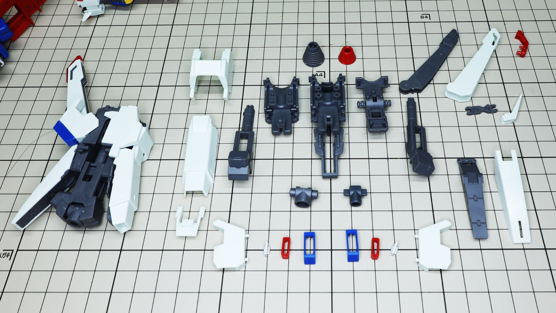 脛下部は巨大な“ロケットブースター”ともいうべき構成となっています