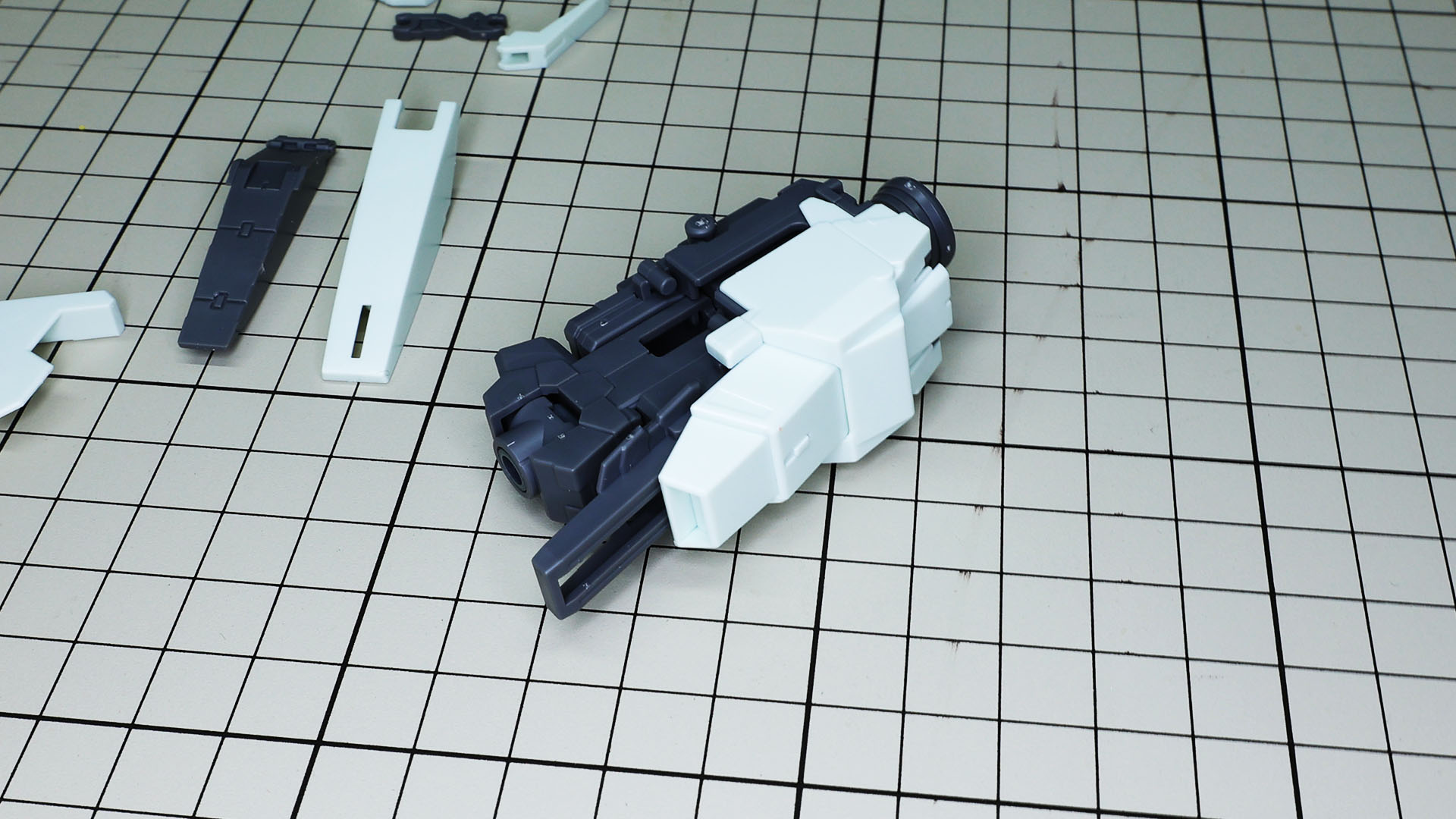 膝の突起状の打突兼スタビライザー兼ランディング・ギアの外装は一体成型で、中にメカフレームを押し込みます