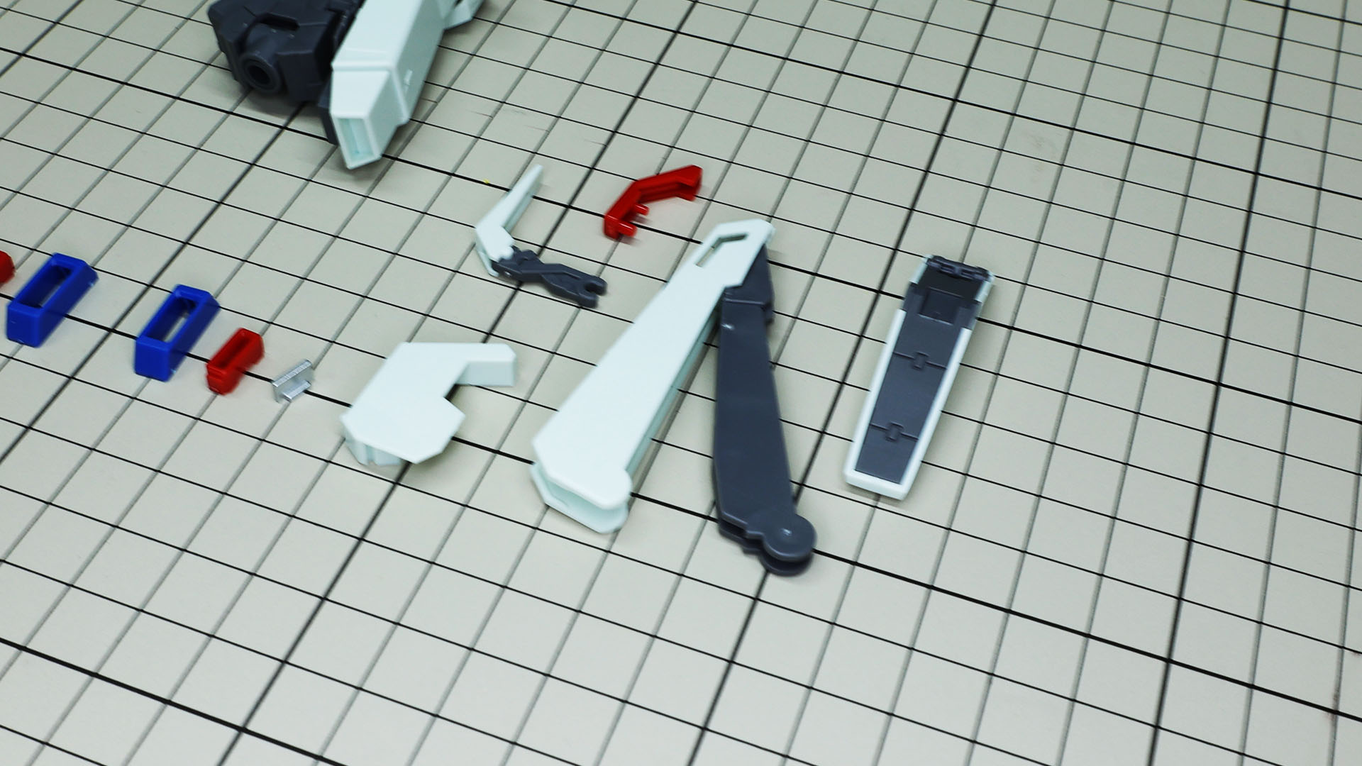 膝の突起状の打突兼スタビライザー兼ランディング・ギアの外装は一体成型で、中にメカフレームを押し込みます