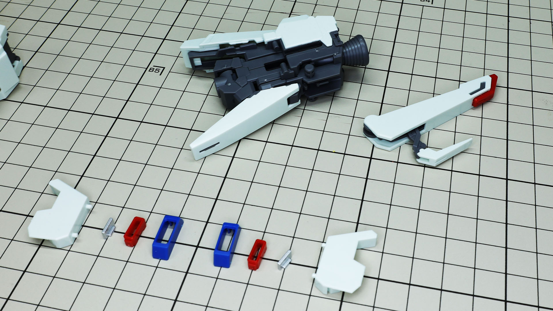 膝横のバーニアはシルバーの基部にレッドとブルーの三重構造で思わずにんまりしちゃうディテールです